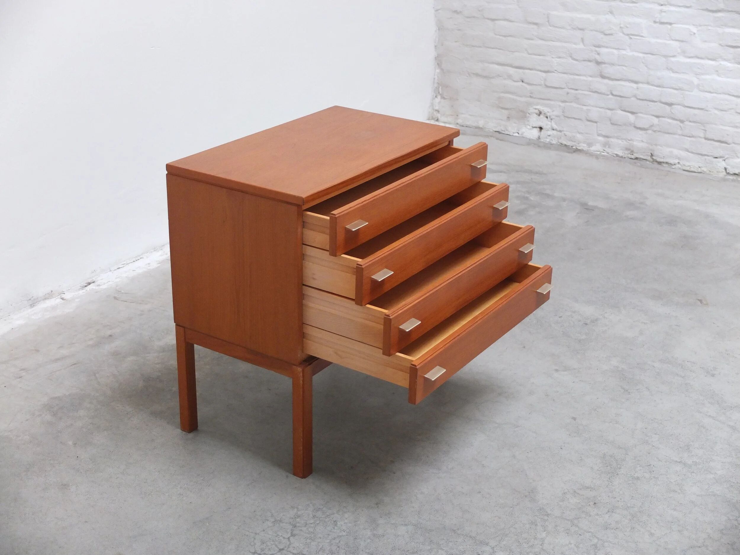 Commode suédoise en teck avec poignées en métal, années 1970