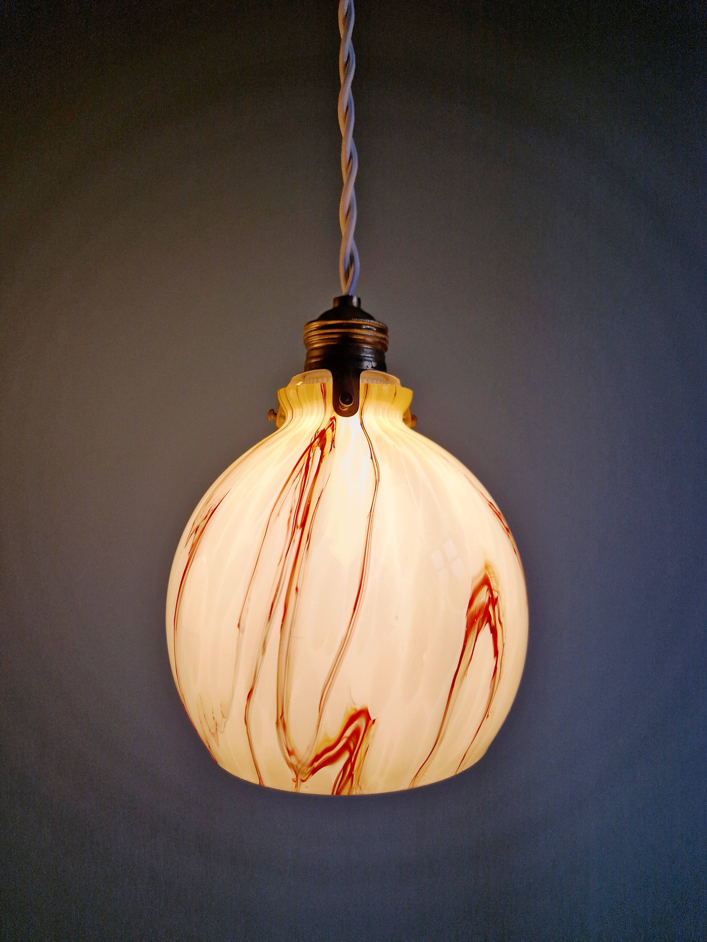 Duo de suspensions Art Déco en opaline marbrée, années 1920-30