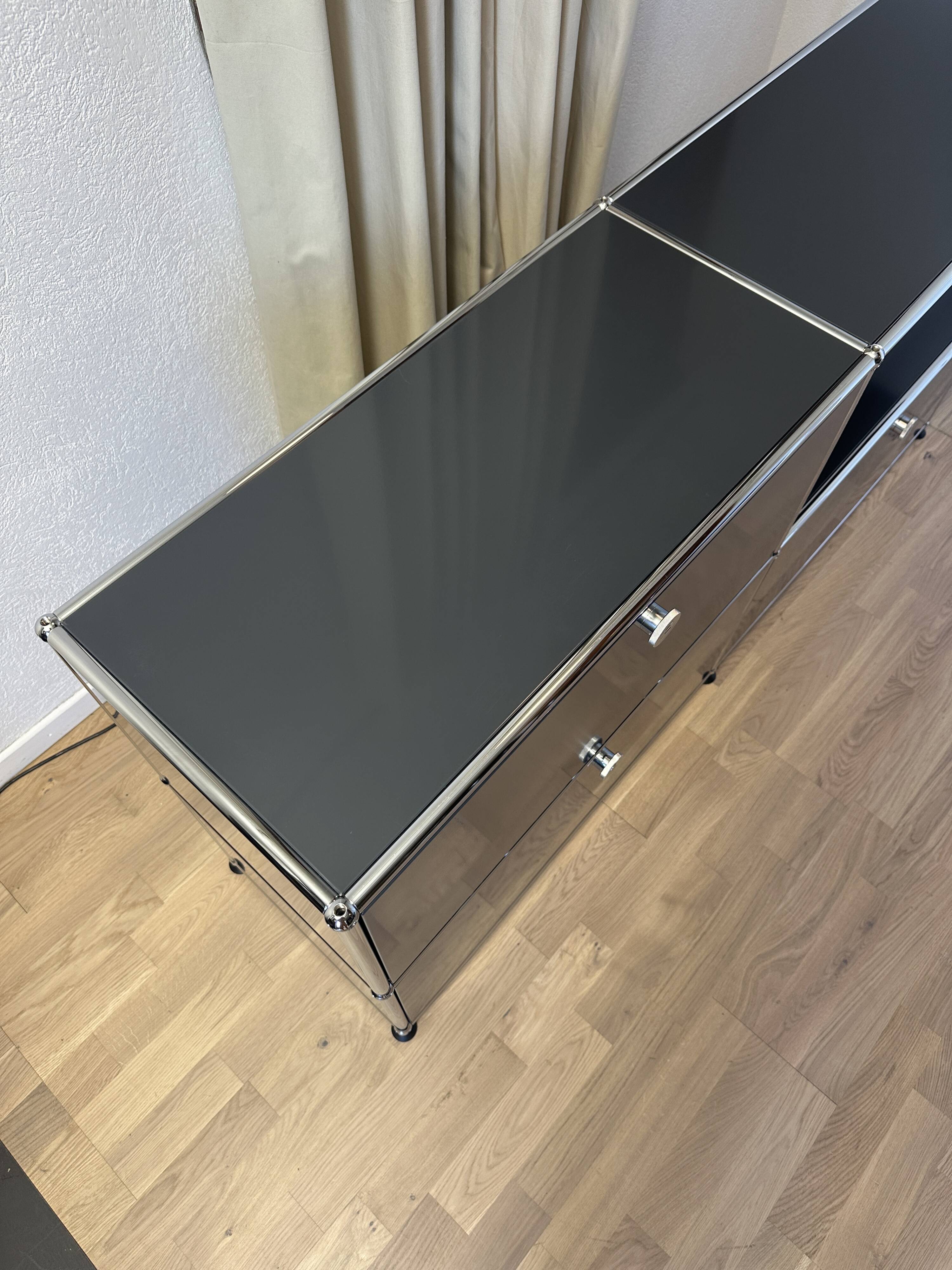 Commode USM Haller en Gris Anthracite et Noir Graphite