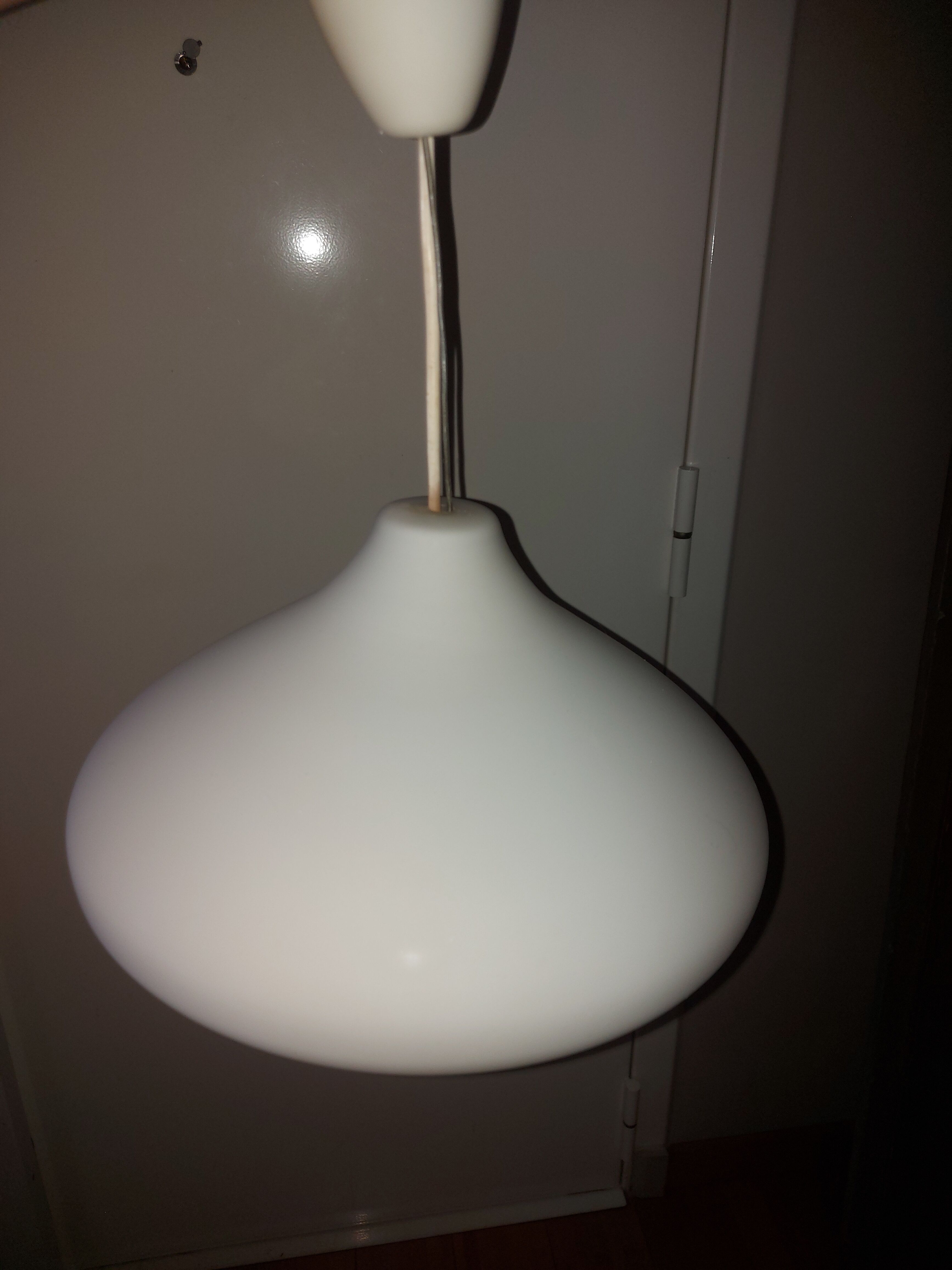 Vintage suspension in white opaline