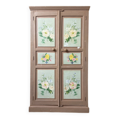 Armoire ancienne peinte à décor floral