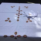 Service de table en coton écru brodé de feuilles de houx kaki et rouge