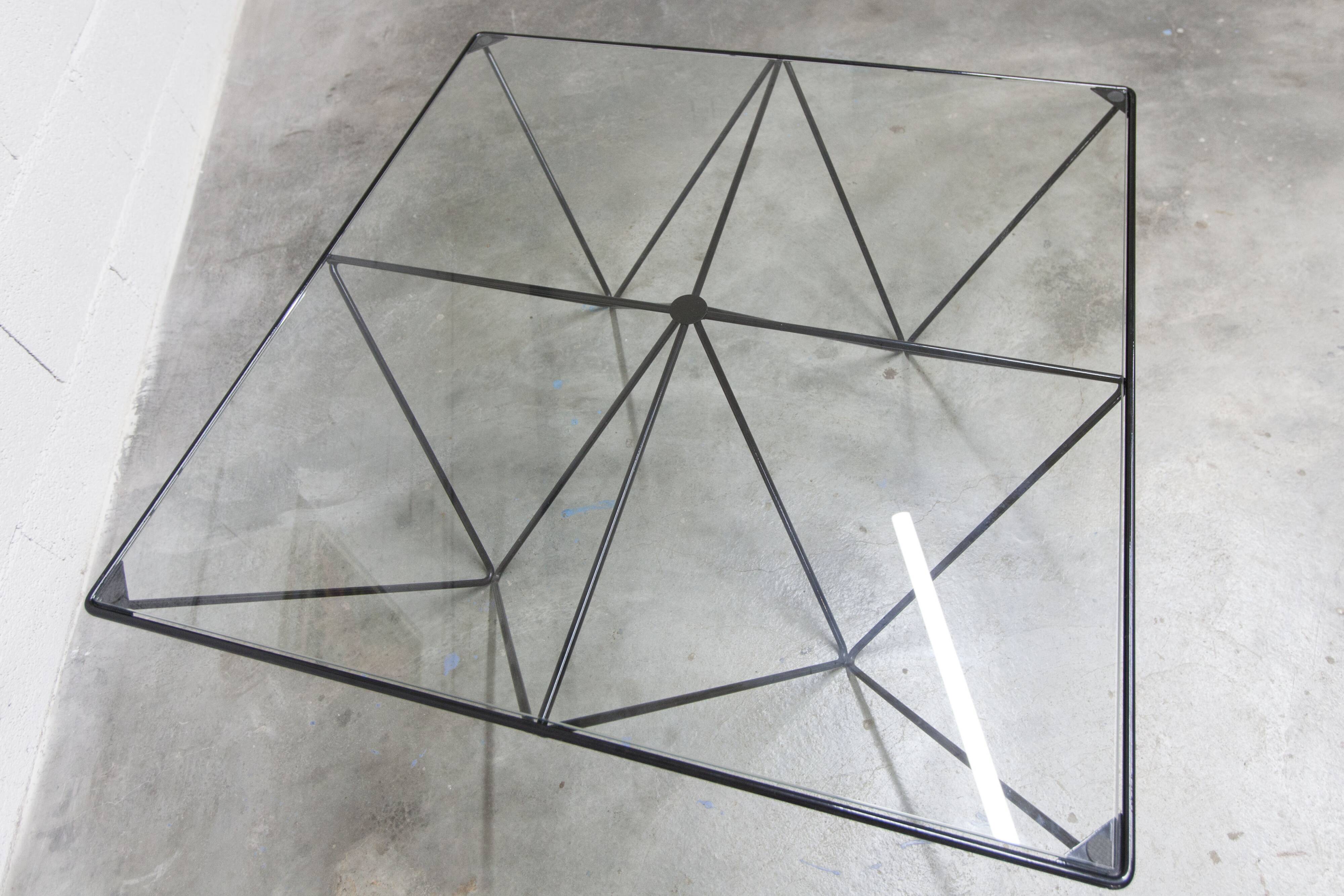 Coffee table 100x100cm in very good condition, 1980.