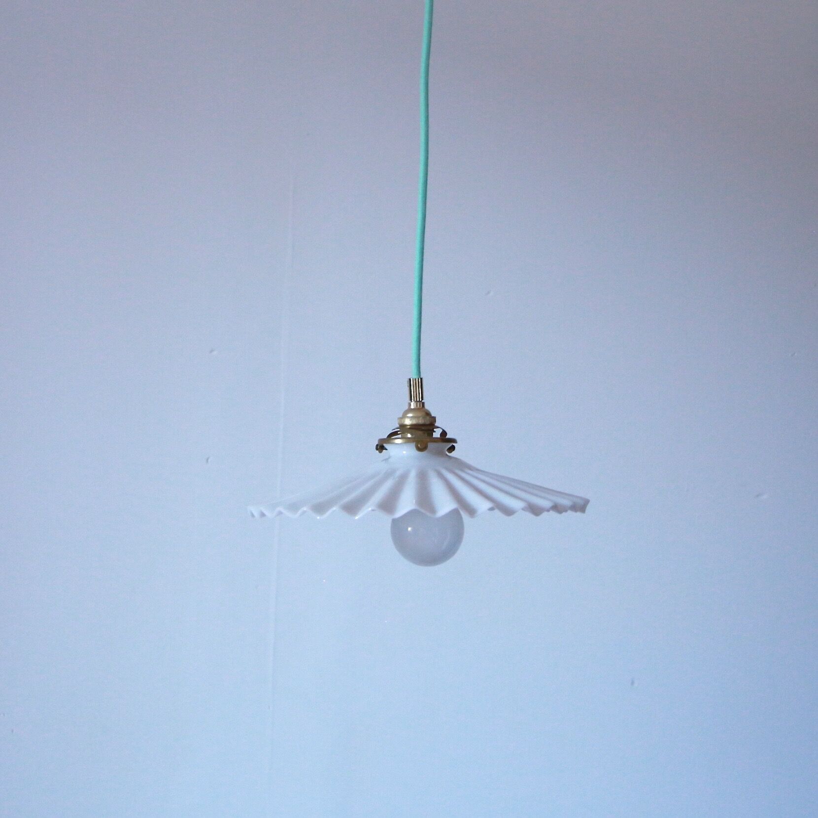 Opaline wave suspension