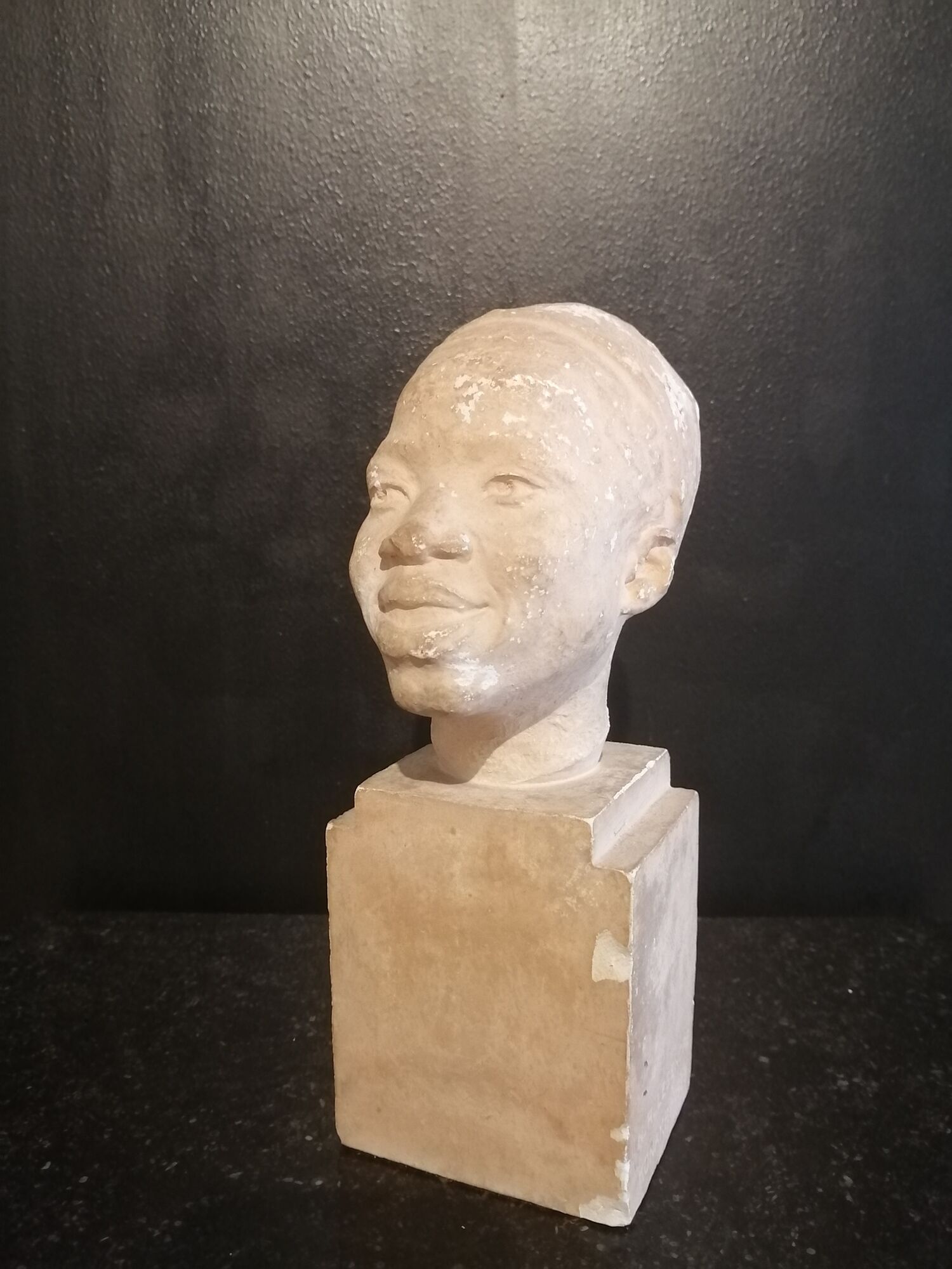 Statue bust face woman Africa Guinea XXth Konakry art