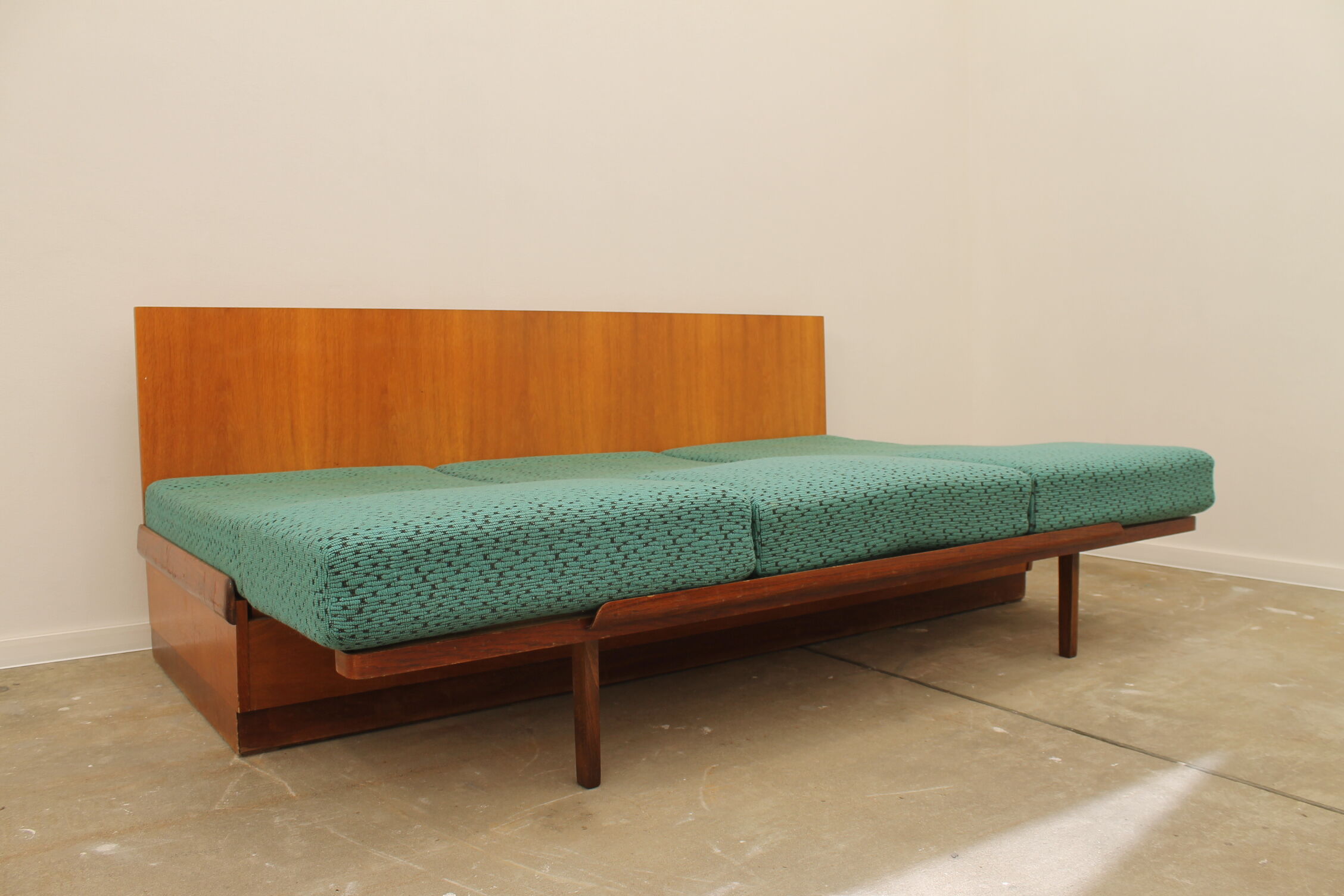 Mid century sofabed in walnut by jindrich halabala for up zavody, 1950´s