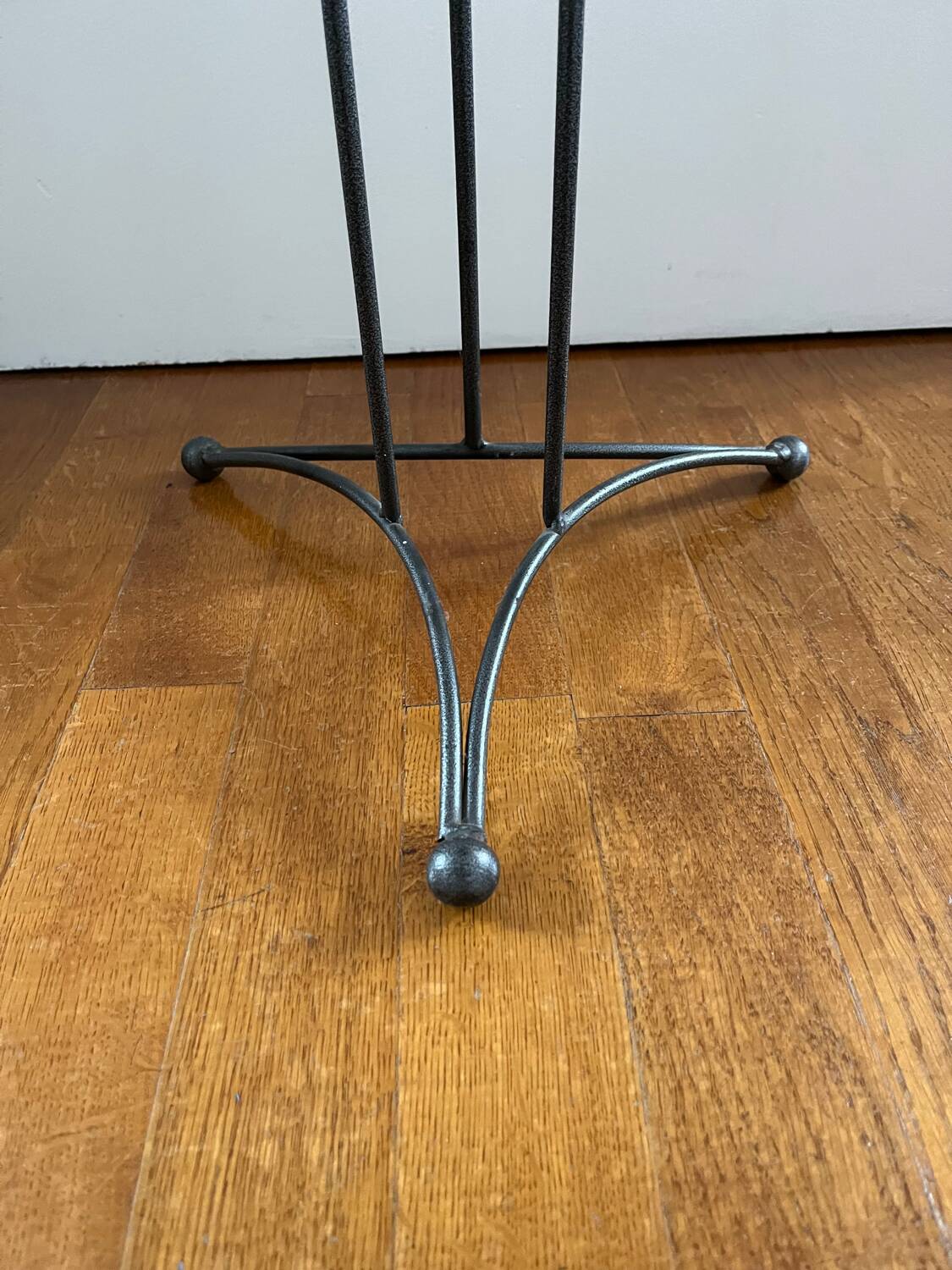Vasque sur support en fer forgé