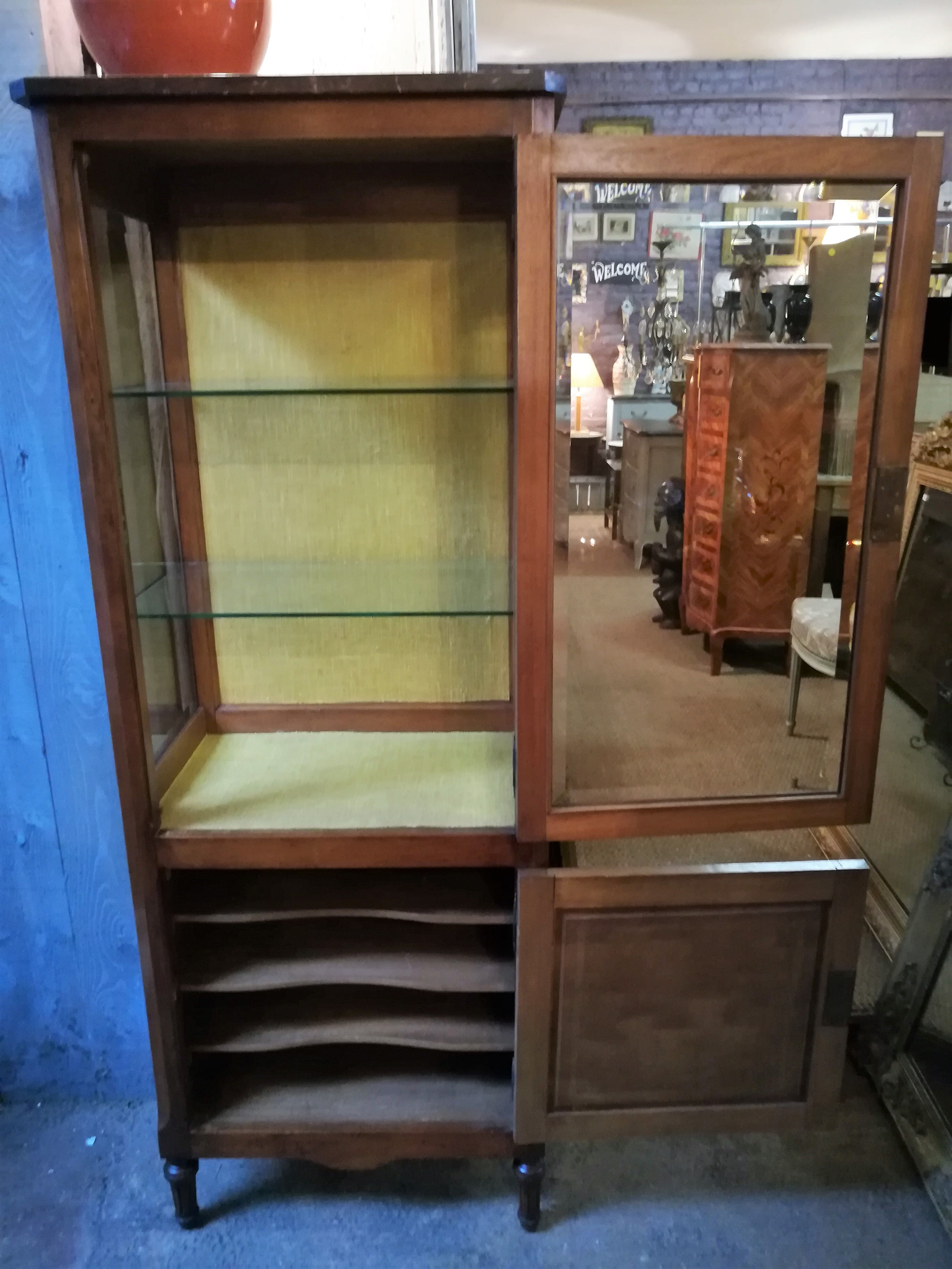 Vitrine en noyer style Louis XVI