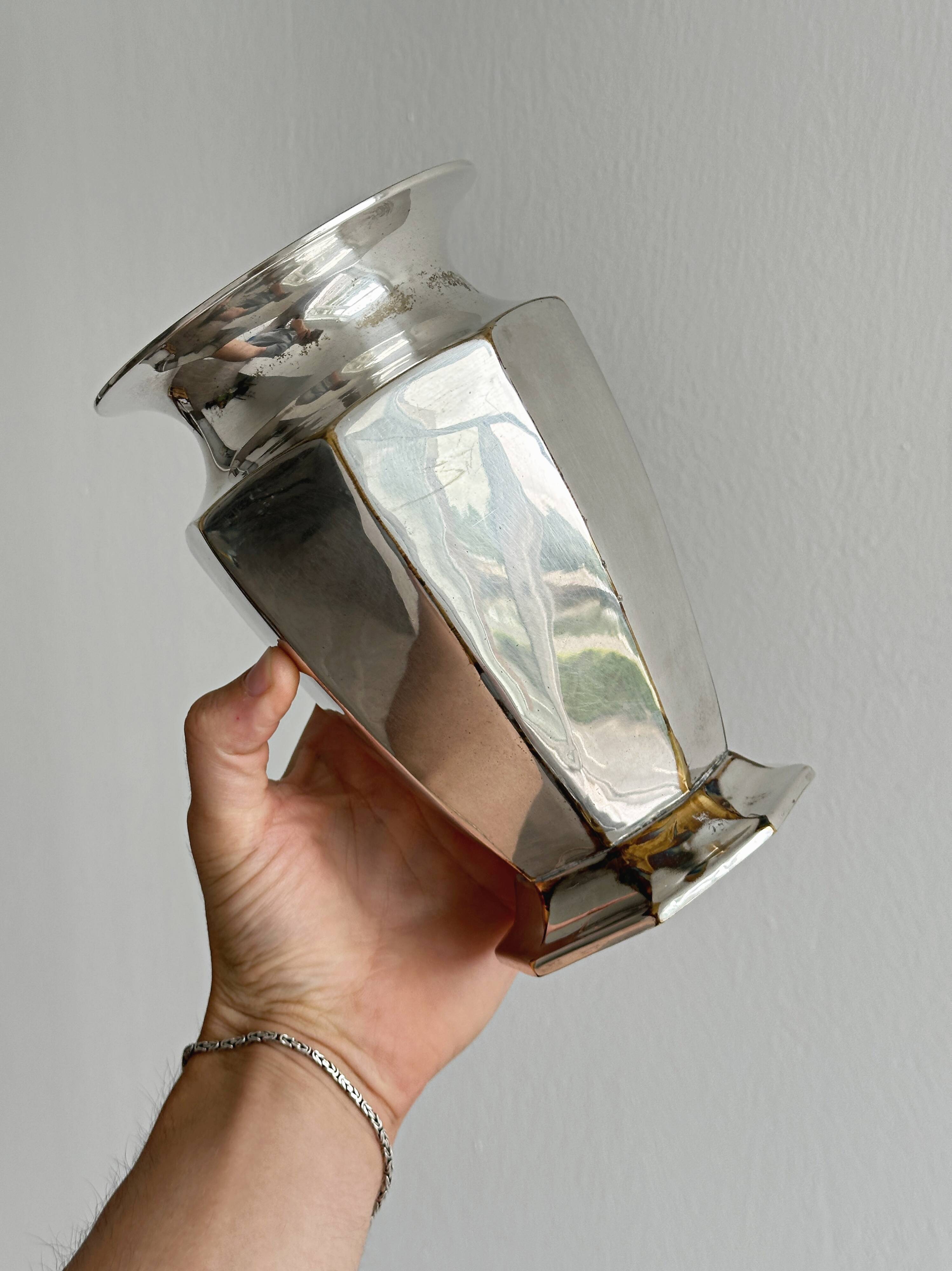 Vase en métal argenté à pans coupés