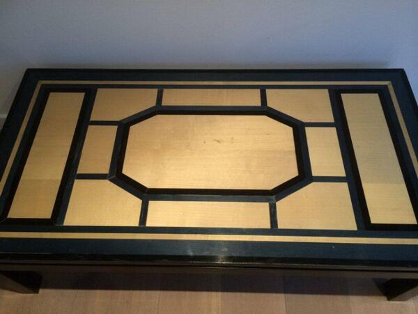Belle table basse laquée noir, coquille d'œuf et bleu