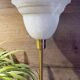 Duo lampes de chevet rétro chic métal doré, globes blancs drappés