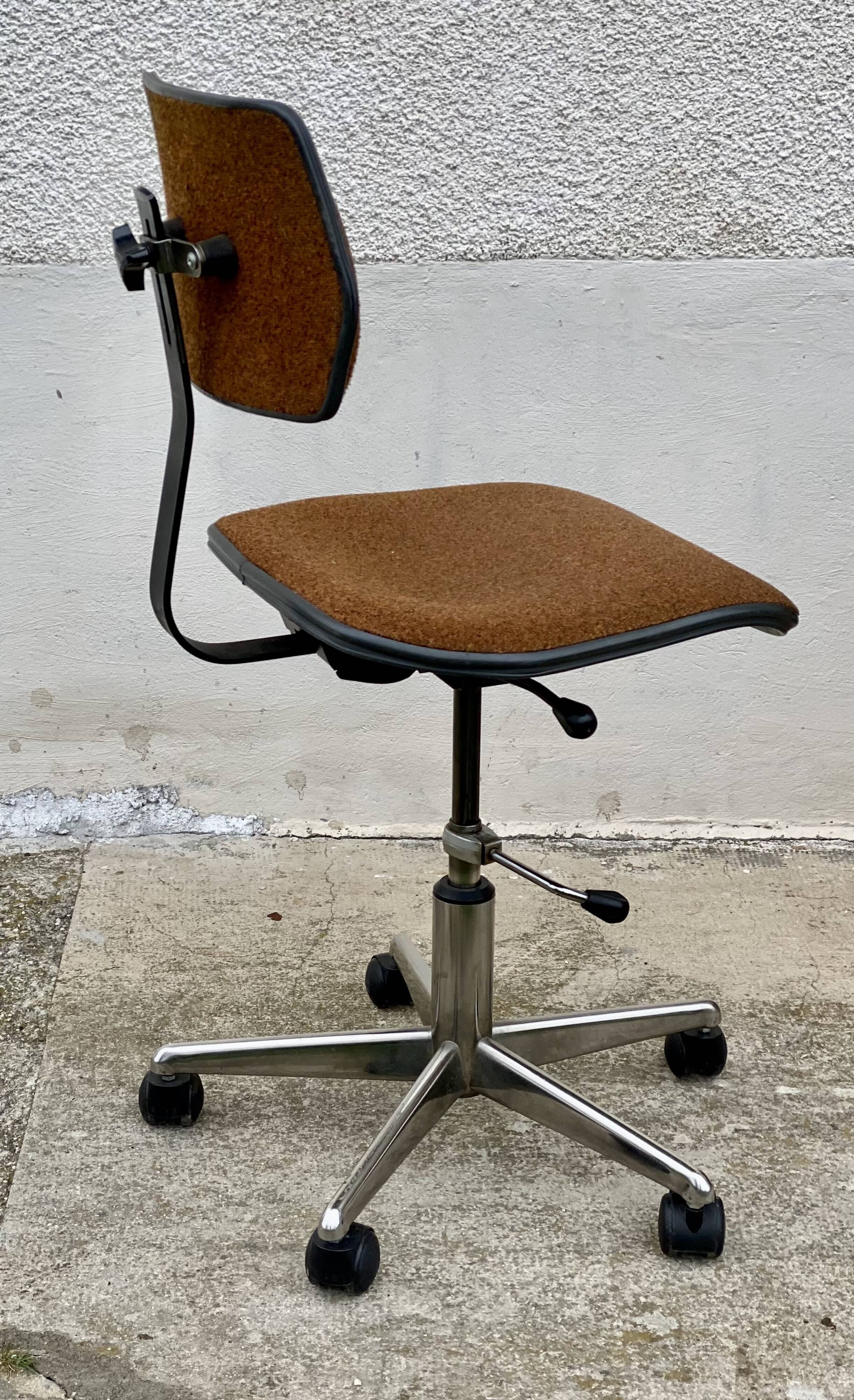 Vintage 1980 adjustable swivel office chair on wheels