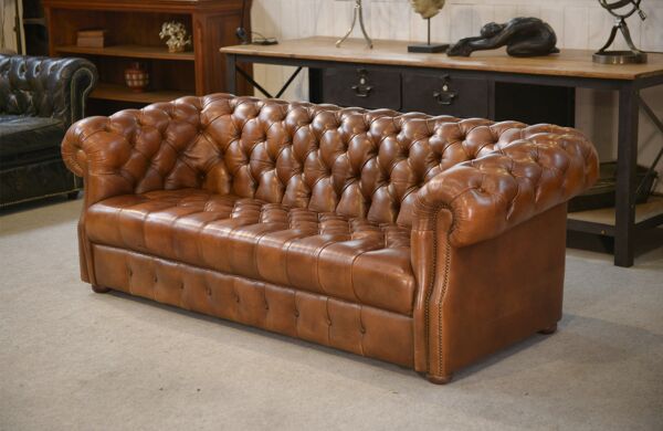 Canapé Chesterfield en cuir fauve capitonné