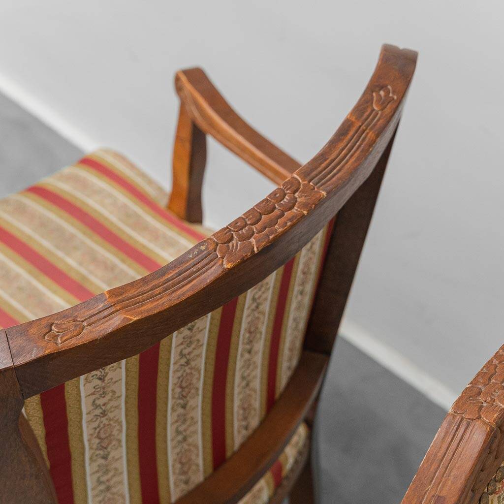 Paire de fauteuils de style parisien en bois avec des accoudoirs en tissu rayé, vintage.