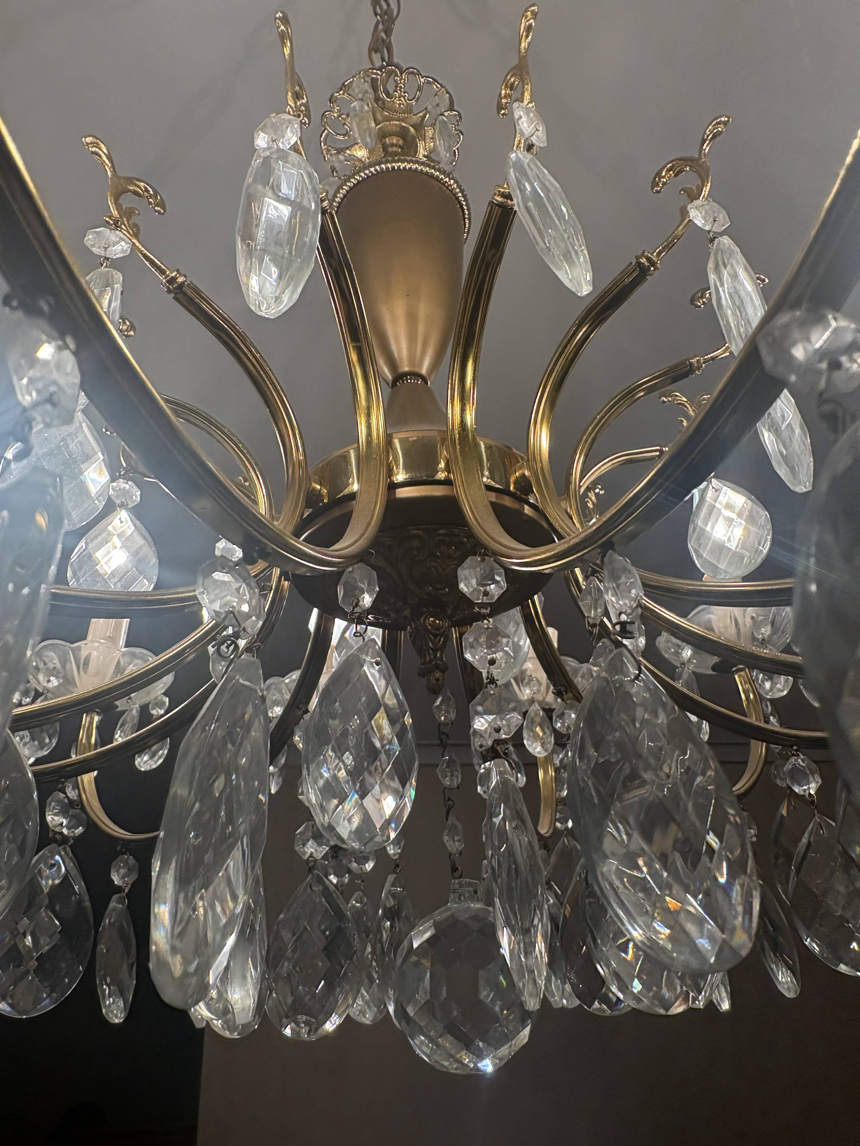 Ensemble de réception en laiton massif et cristal – 2 lustres et 2 applique