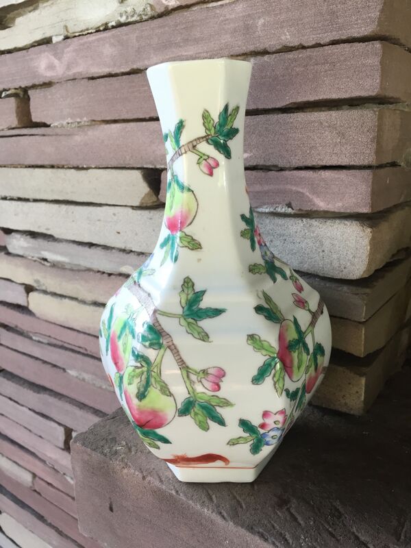 Vase hexagonal en porcelaine de chine xix eme peches et 3 chauves-souris
