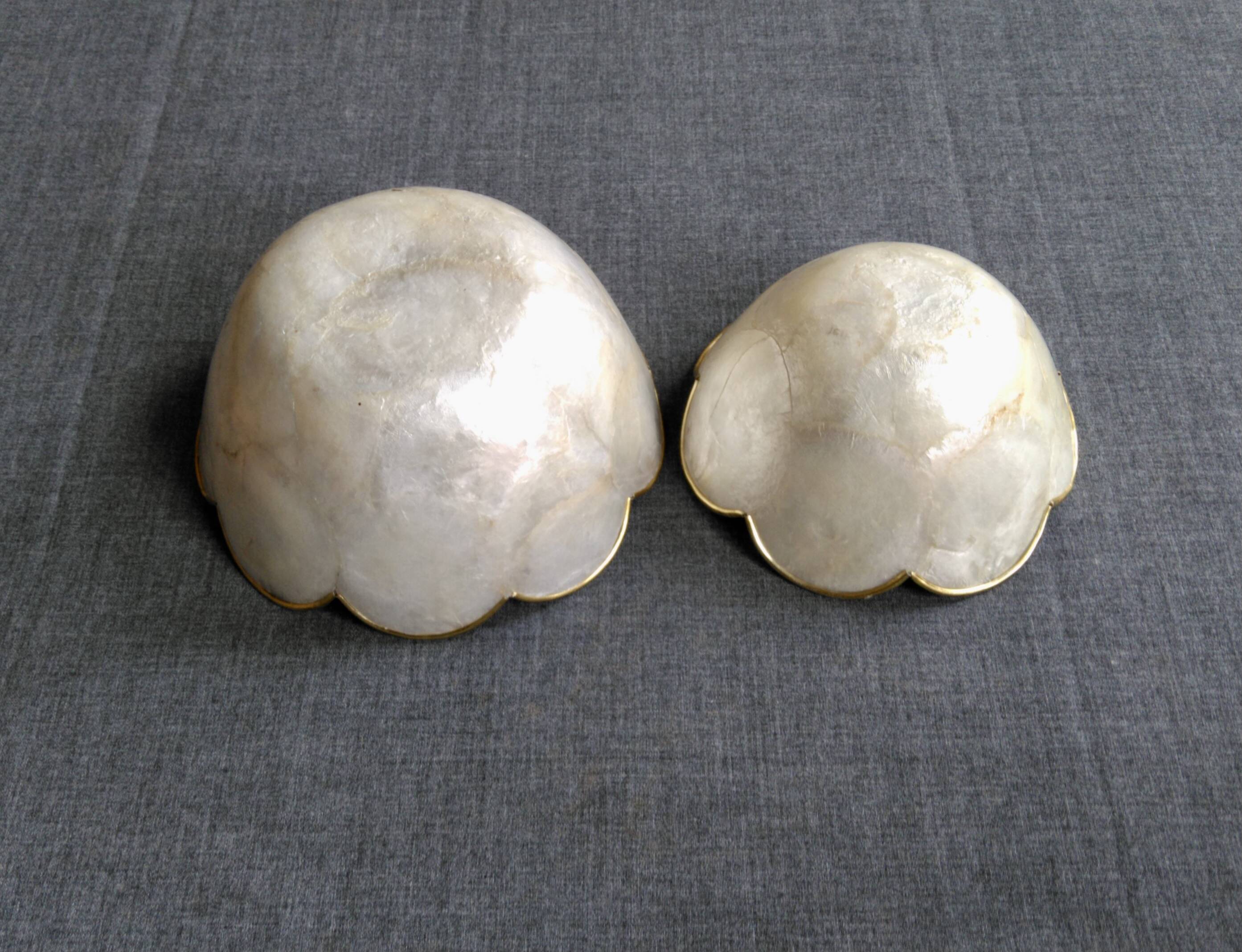 2 flower-shaped cups in mother-of-pearl and brass, 70s-80s