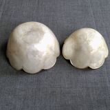 2 coupelles forme fleur en nacre et laiton, années 70-80