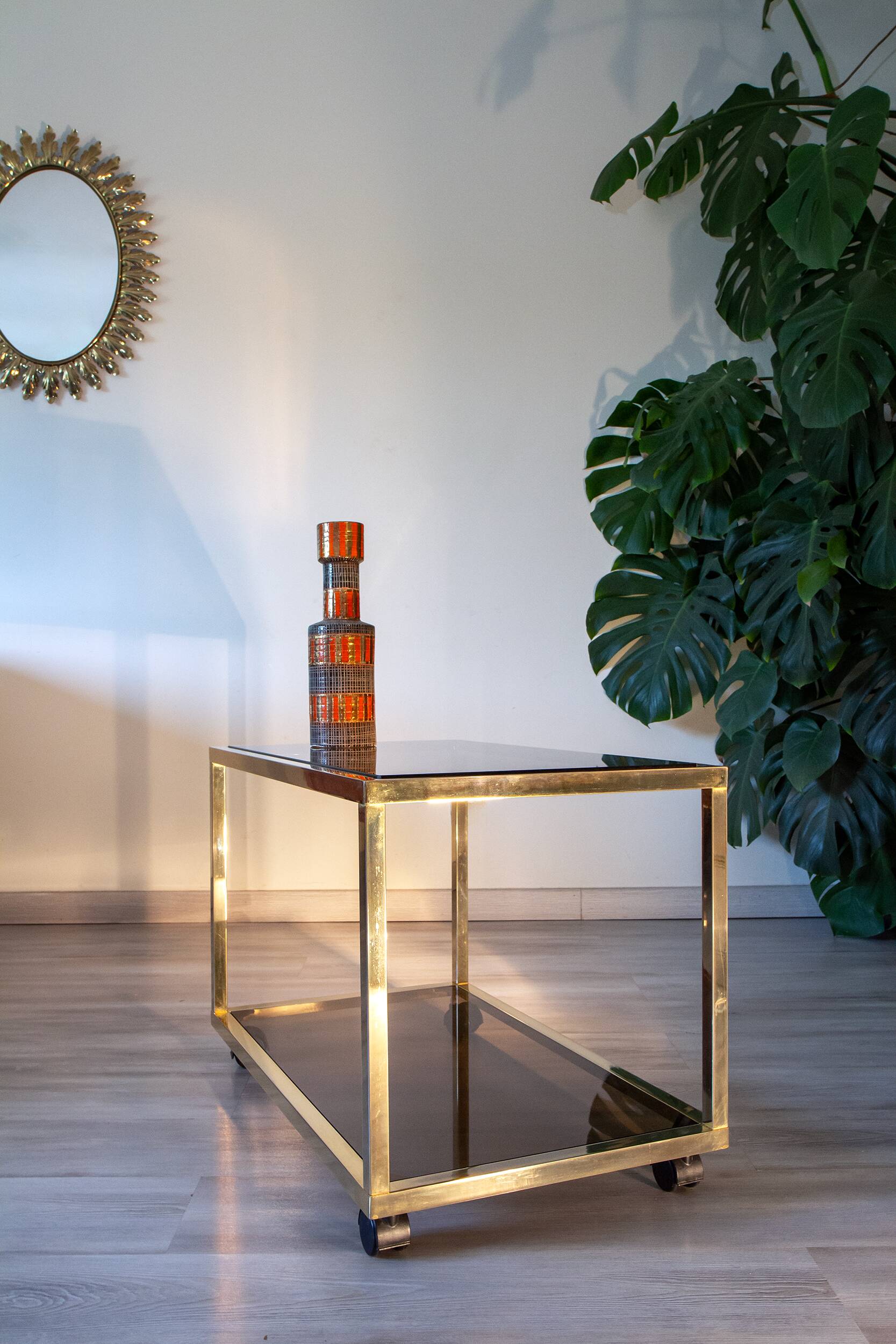 Desserte, Table d'appoint métal doré et verre fumé, 1970-80