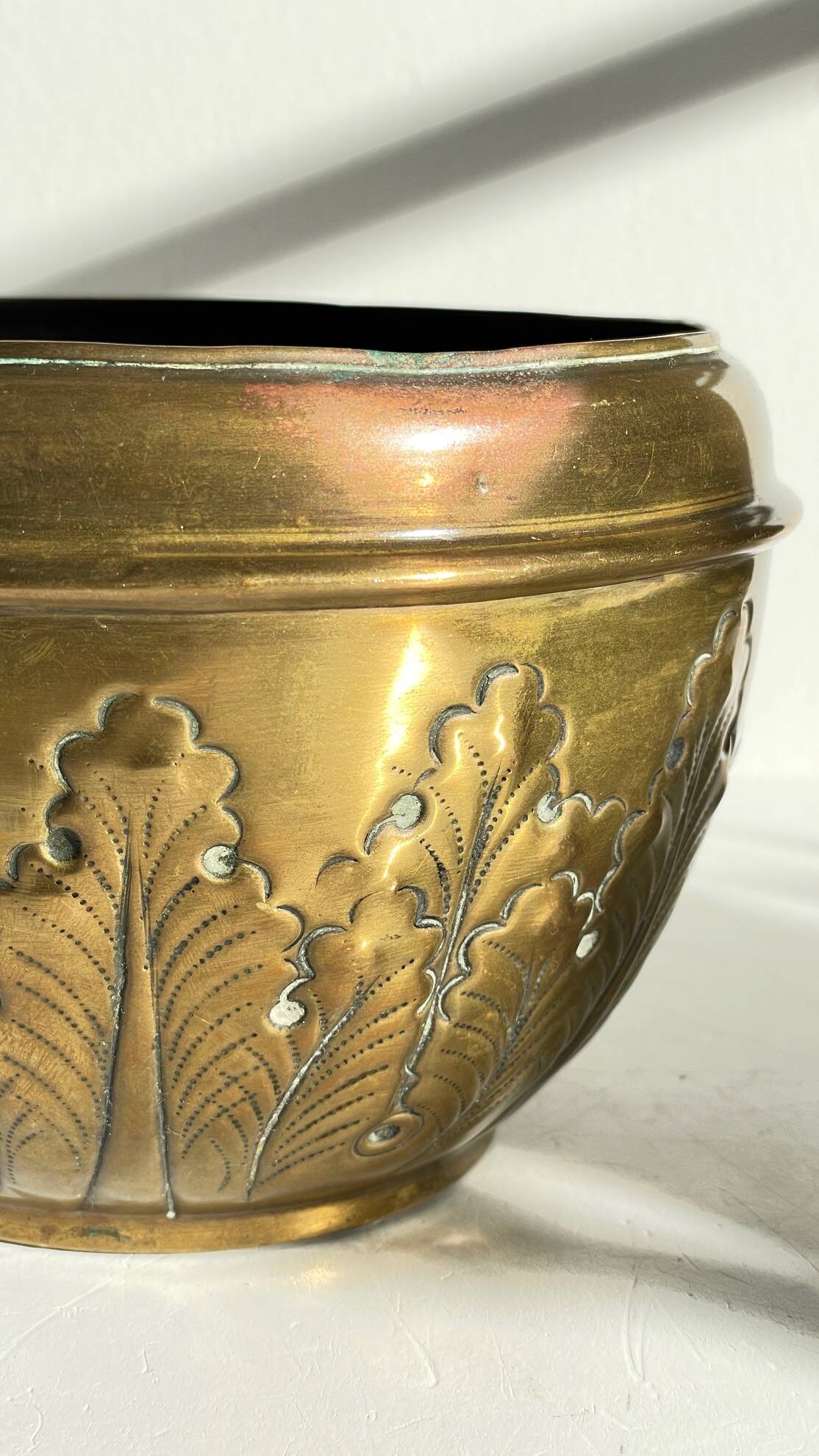 Art nouveau floral decor planter