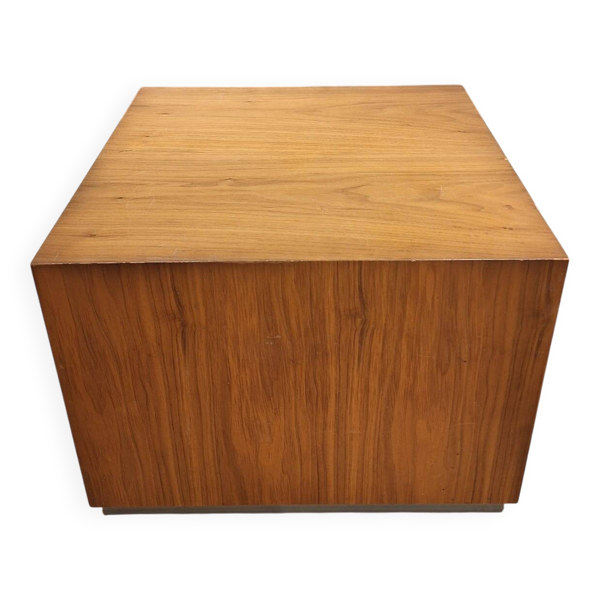 Ensemble de deux cubes modernistes / tables d'appoint ou tabourets en noyer.