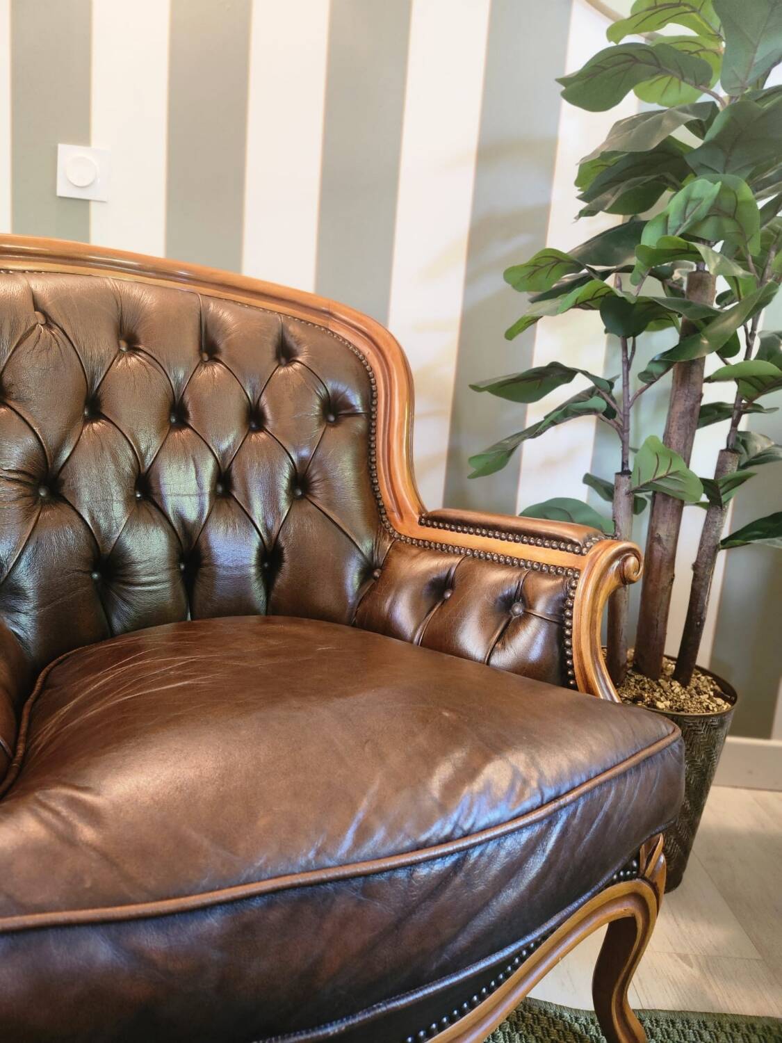 Pair of vintage Chesterfield club armchairs in brown tufted leather –