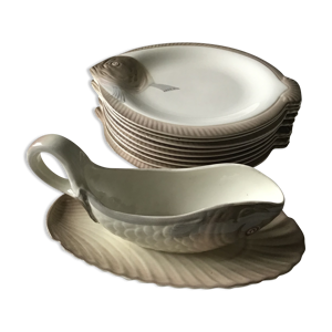 9 assiettes à poisson et saucière
