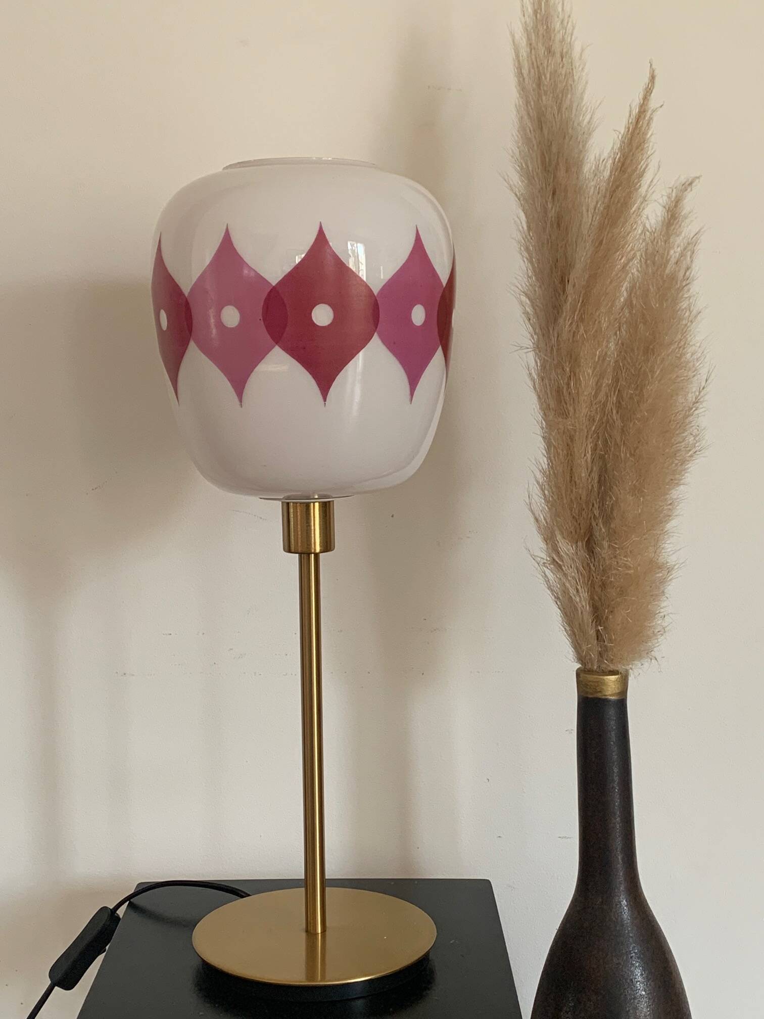 Table lamp with a vintage "Jacquard" glass globe and a golden foot