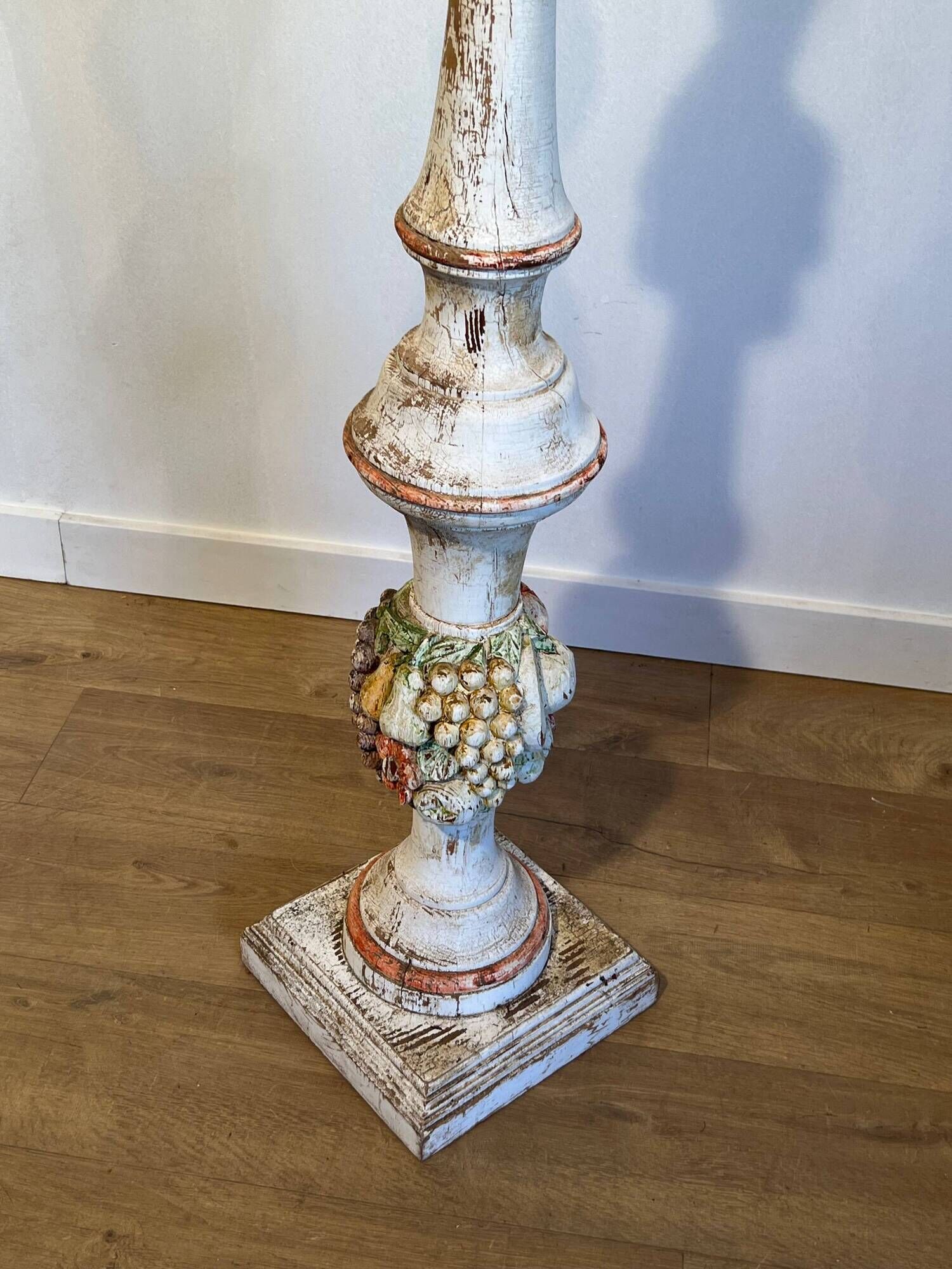 Lampadaire Balustre en Bois Sculpté Polychrome à Grappes de Fruits. Travail