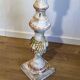 Lampadaire Balustre en Bois Sculpté Polychrome à Grappes de Fruits. Travail