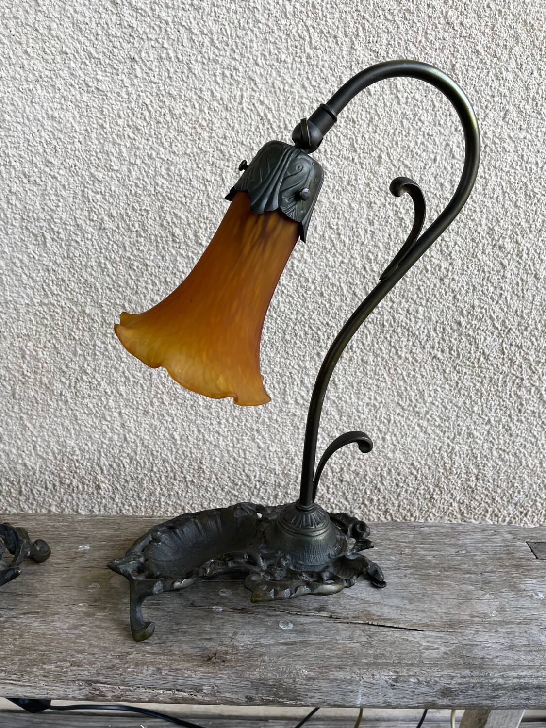 2 lampes en bronze avec abat-jours en tulipes