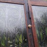 Porte d’entrée vitrée en chêne et grilles en fer, XIXème s.