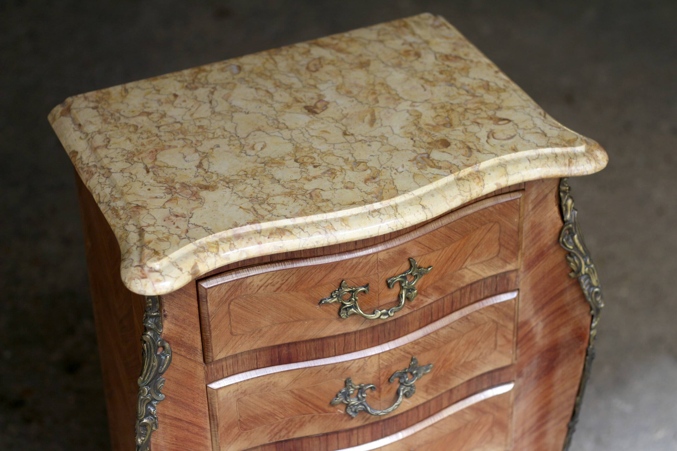 Adorable small veneered chest of drawers.