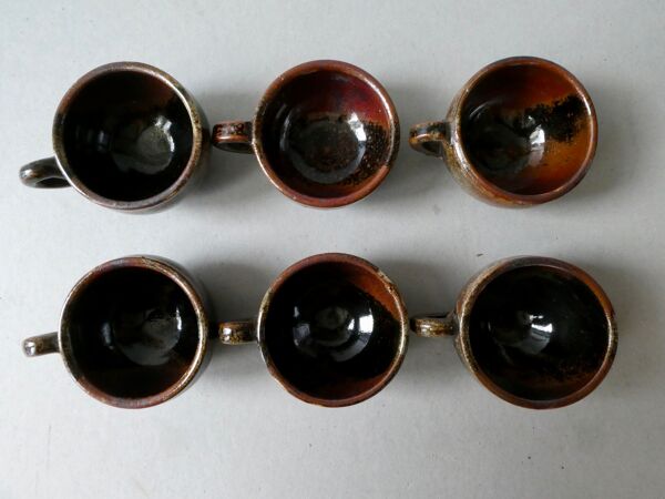 6 tasses, 1 sucrier et 1 pot à lait, en grès de Isabelle Roger et Pierre Bernier