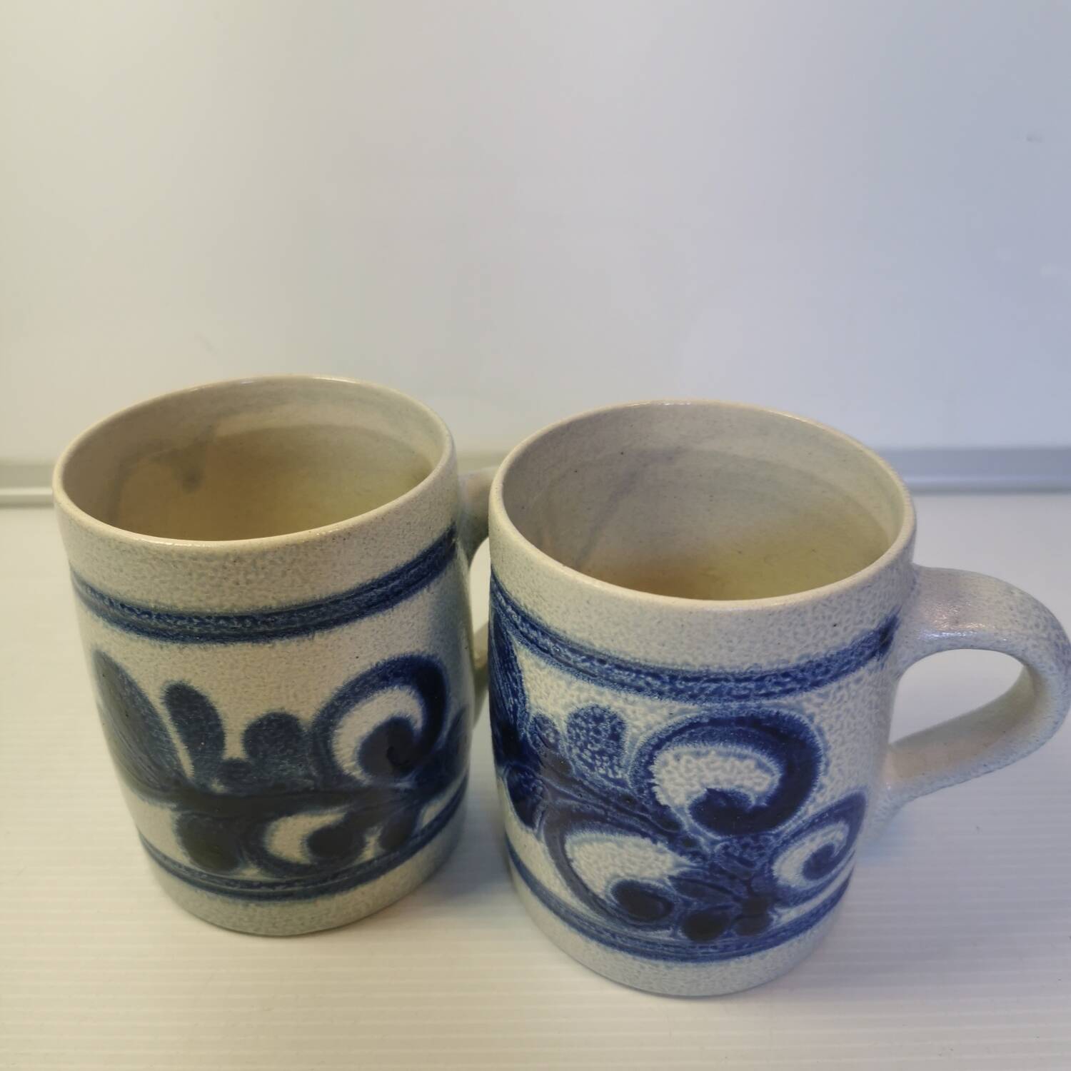 Ensemble de 2 mugs en grès émaillé au sel bleuit à la main, gris-bleu, motifs traditionnels