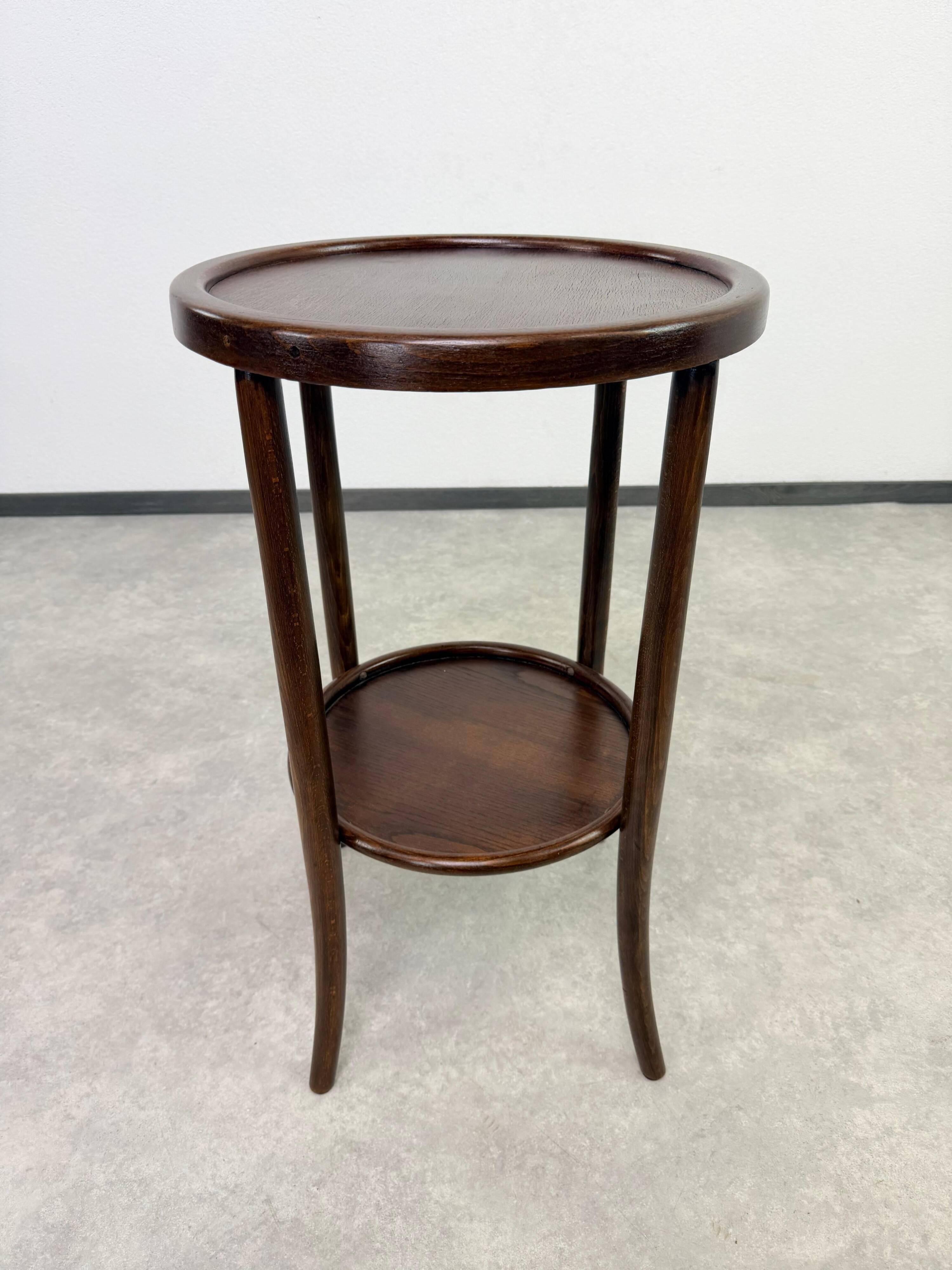 Table d'appoint ancienne de Thonet-Mundus