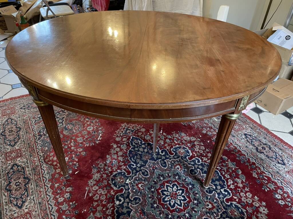 Oval dining table in Louis XVI style