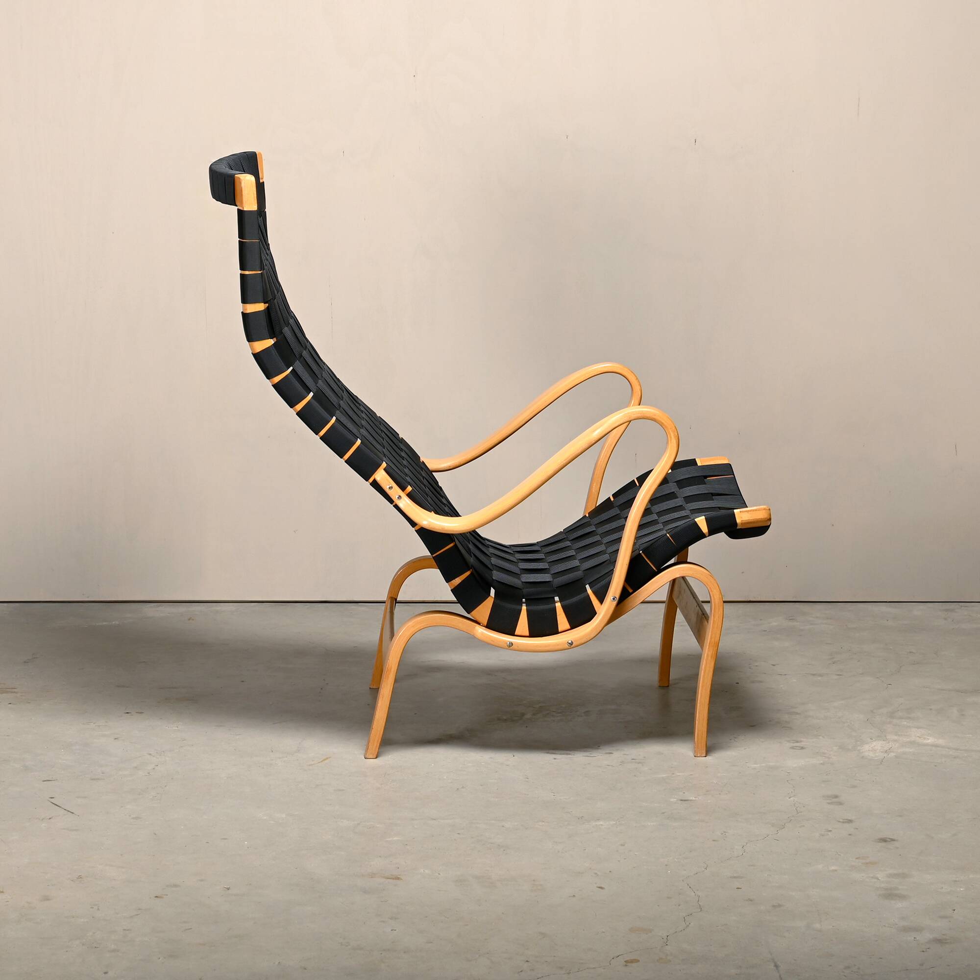 Fauteuil et pouf Bruno Mathsson Pernilla en bois de hêtre et sangles