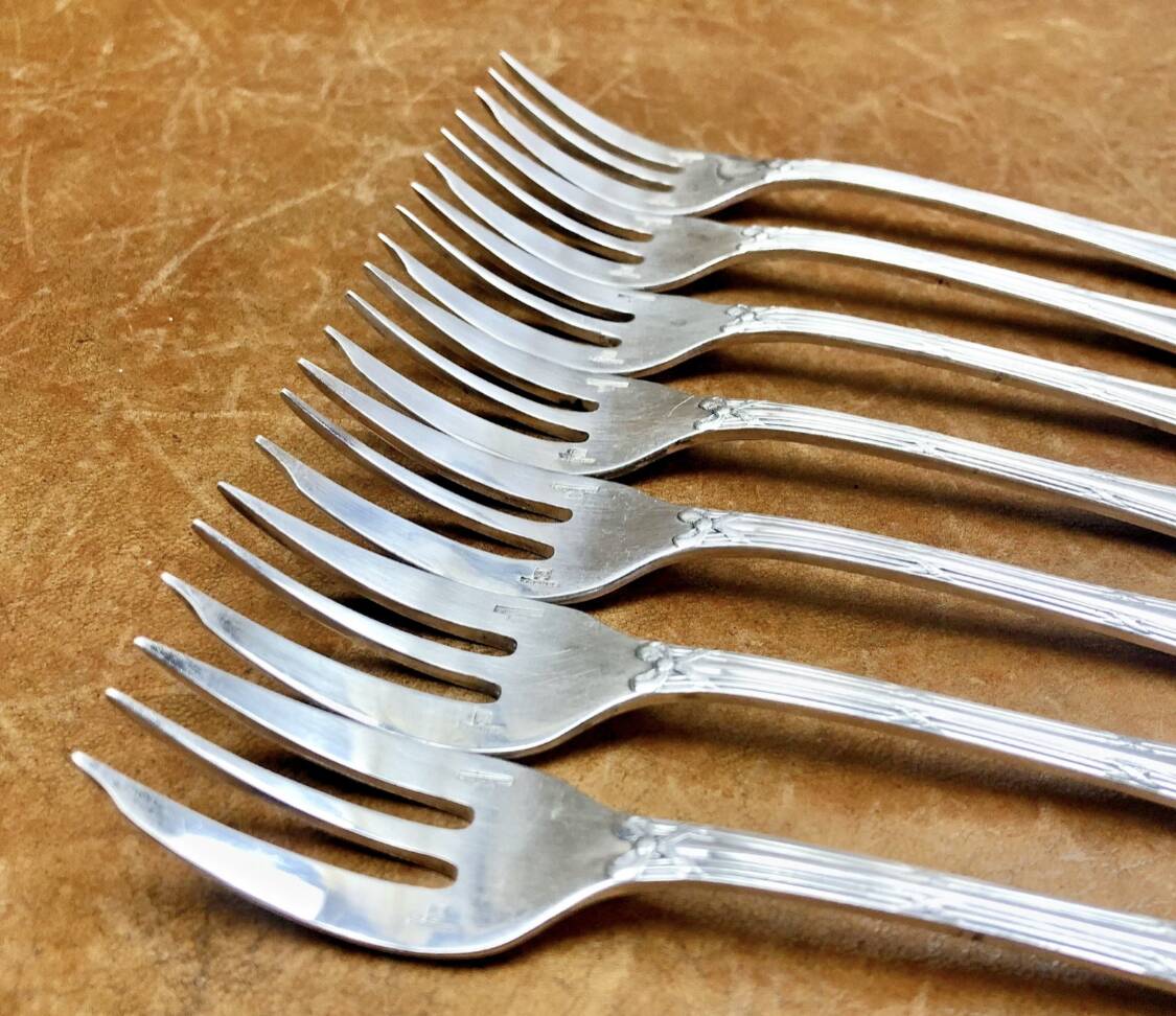 7 Christofle silver-plated oyster forks with Louis crossed ribbons