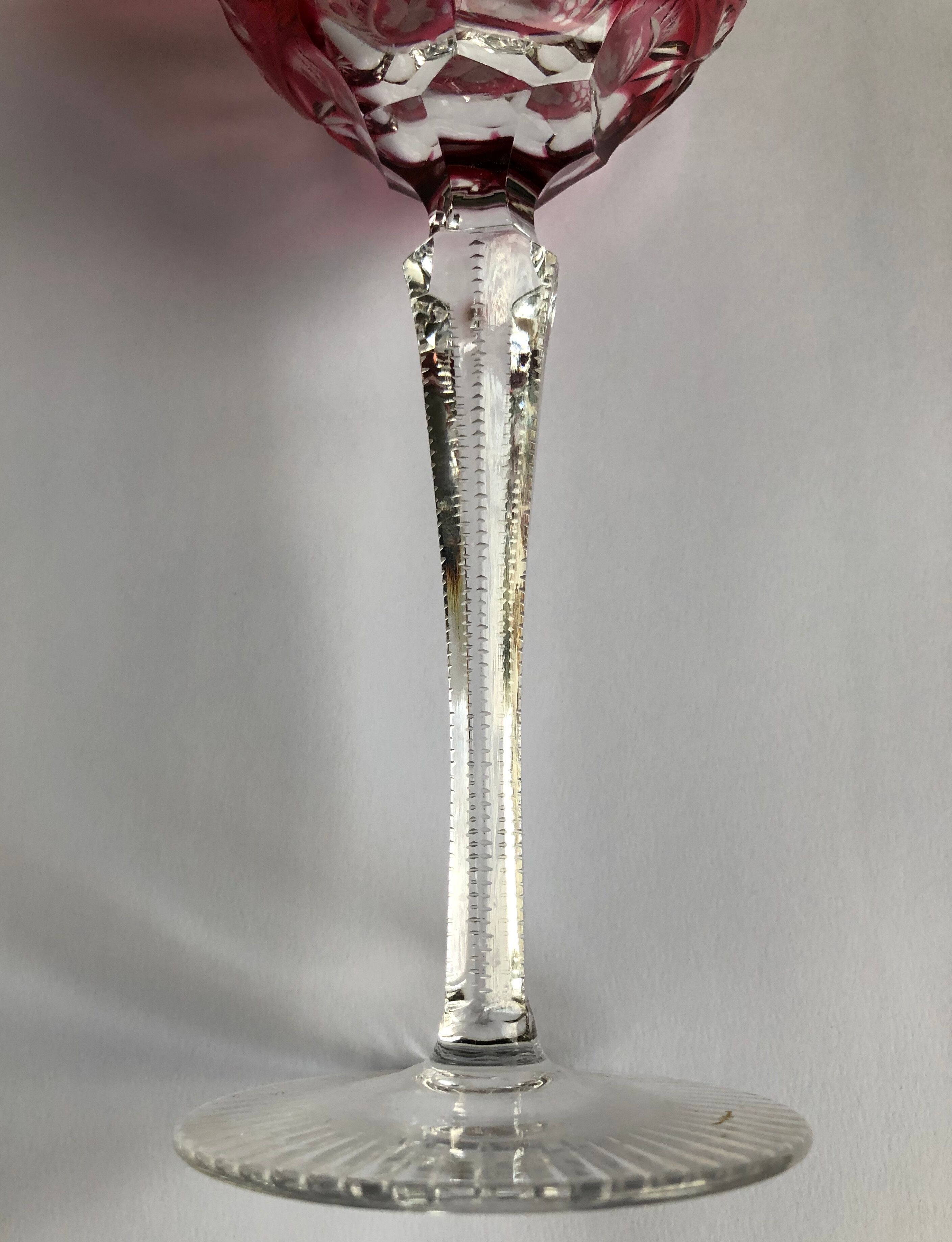 Ensemble de cinq verres à pied en cristal de couleur