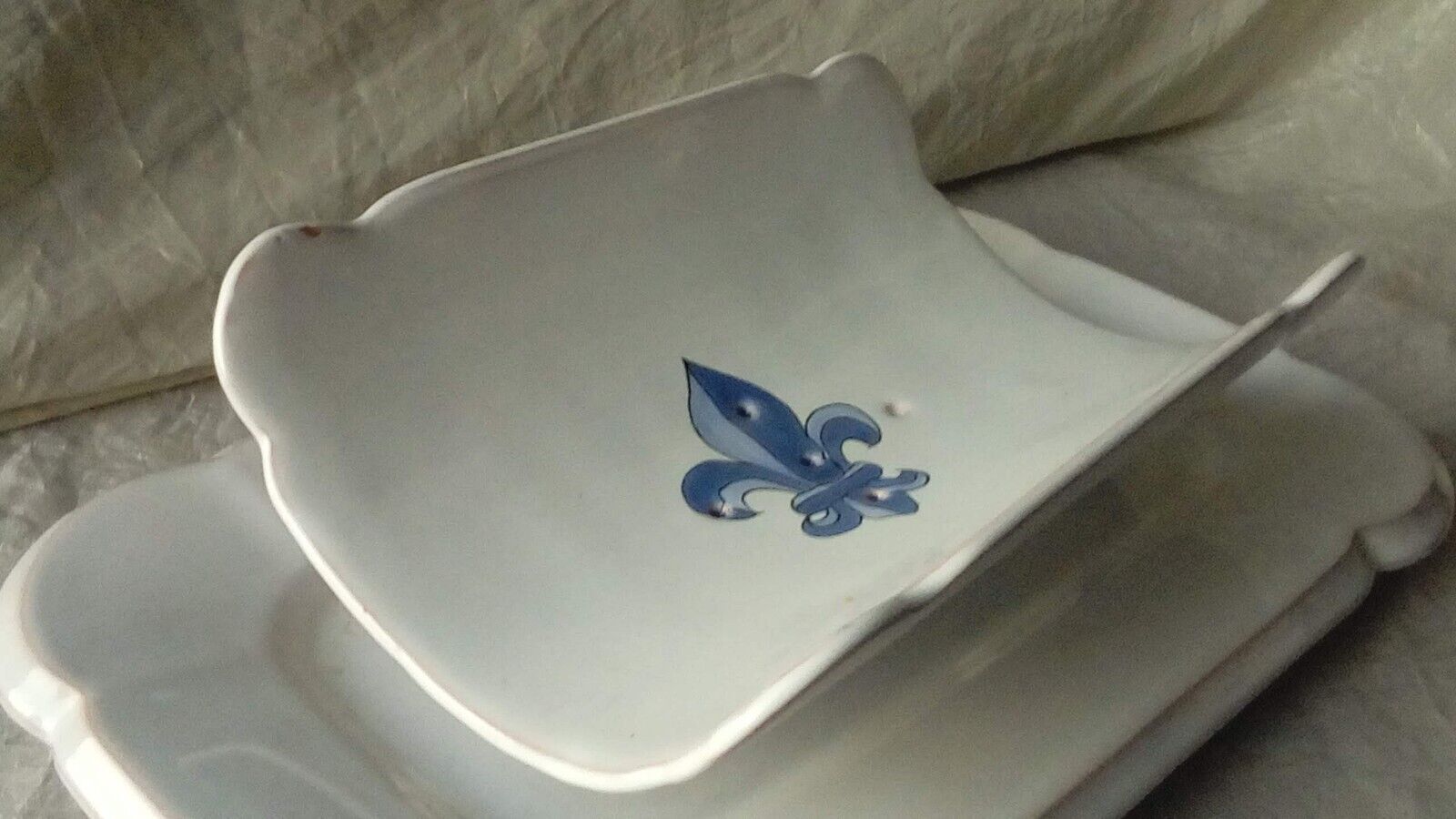 Asparagus dish faience henriot quimper fixed cradle decor fleur de lys