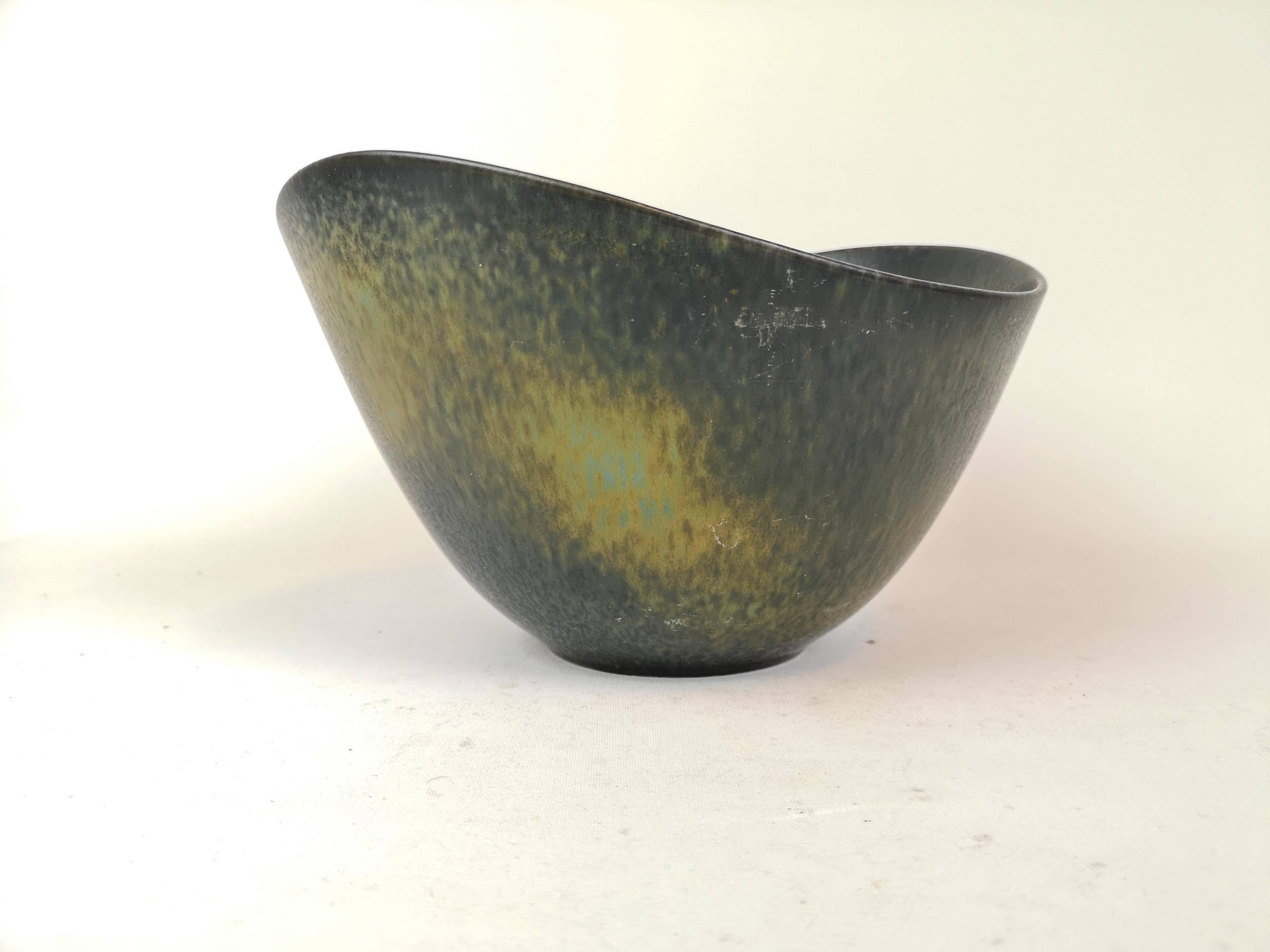 Large modern mid-century ceramic bowl Rörstrand AXK Gunnar Nylund, Sweden, 1950s.