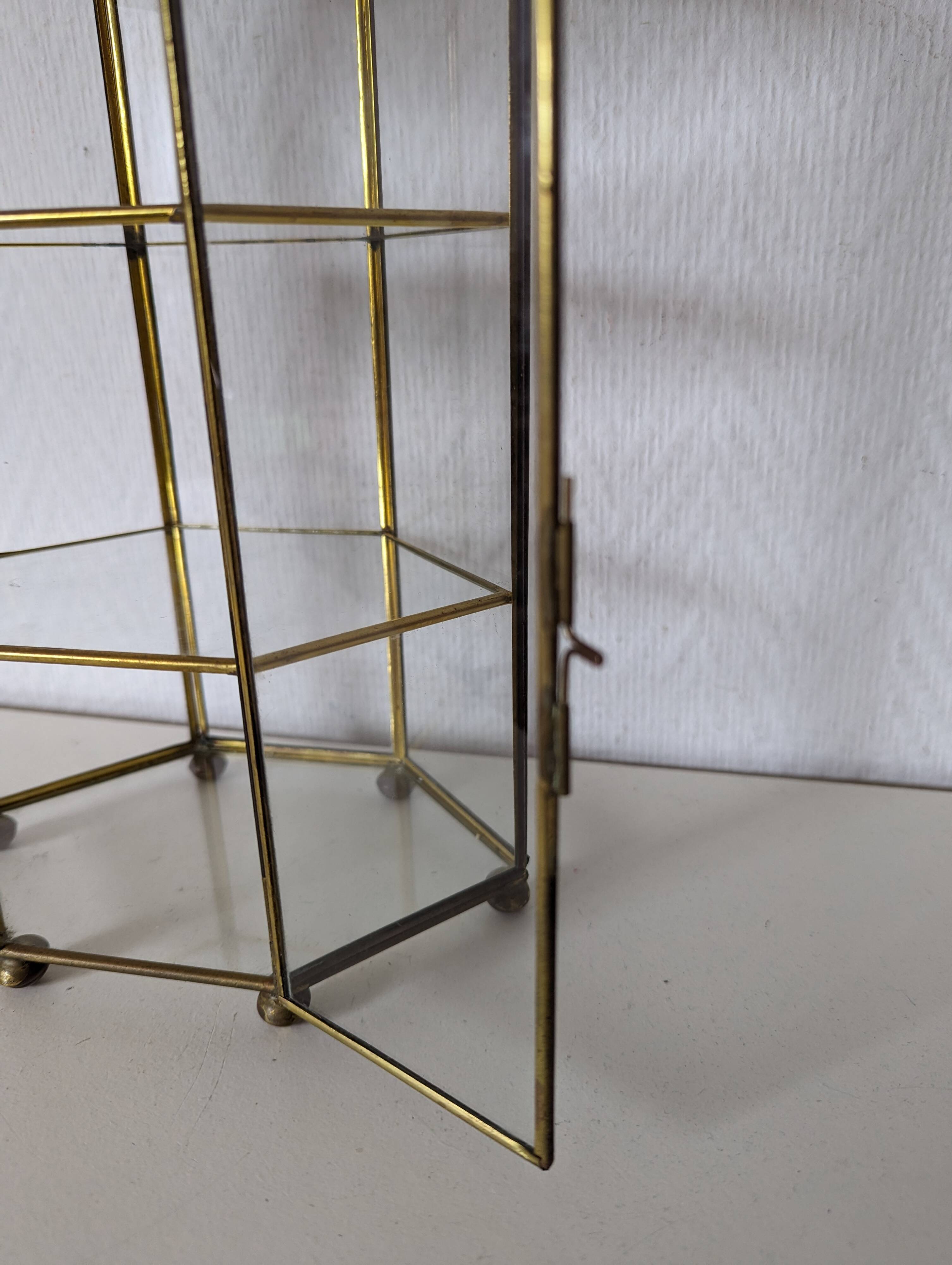Vitrine pour miniatures, armoire en verre et laiton