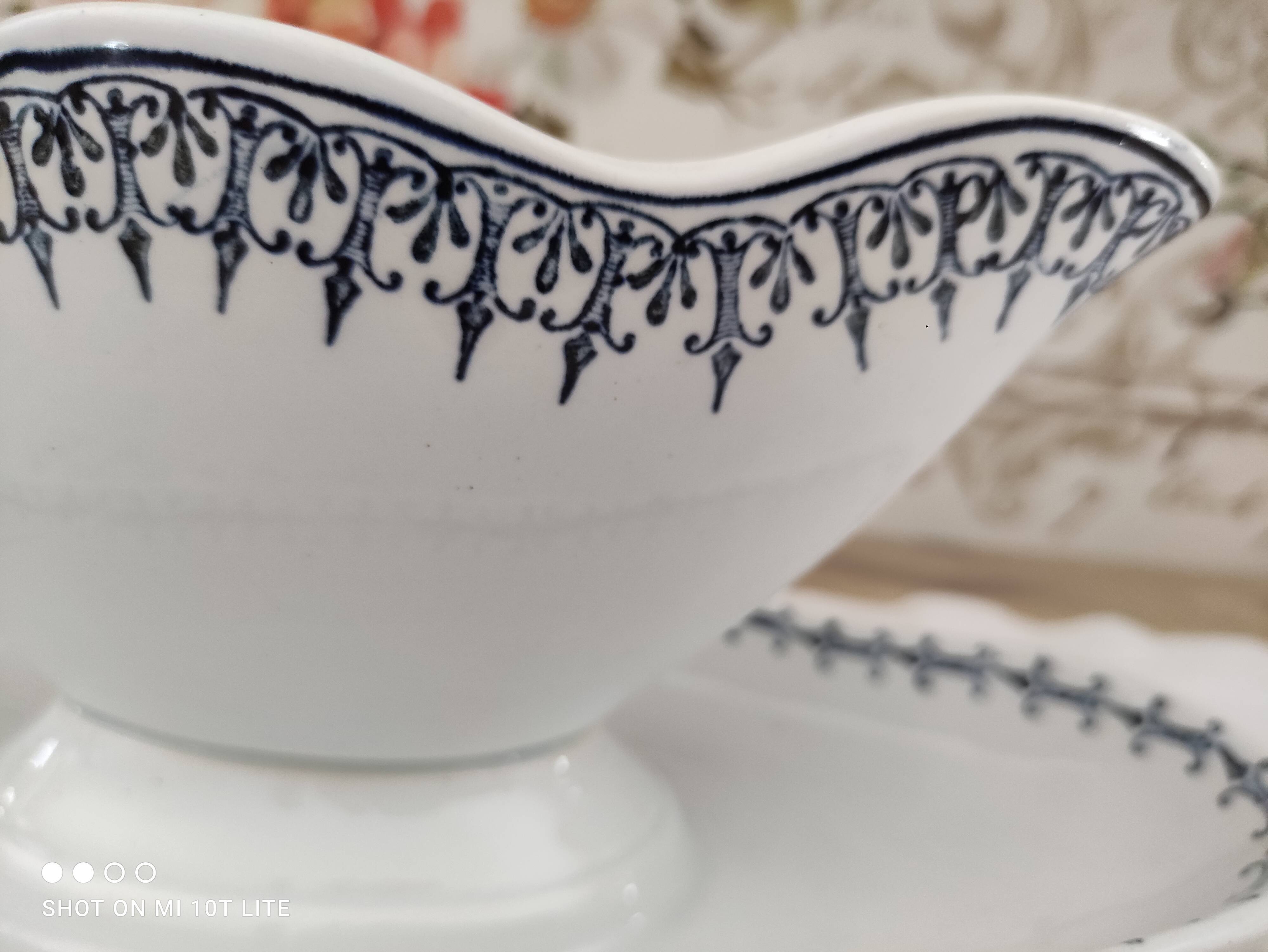 Saucière sur dormant Saint-Amand decoration frieze arabesques bleues