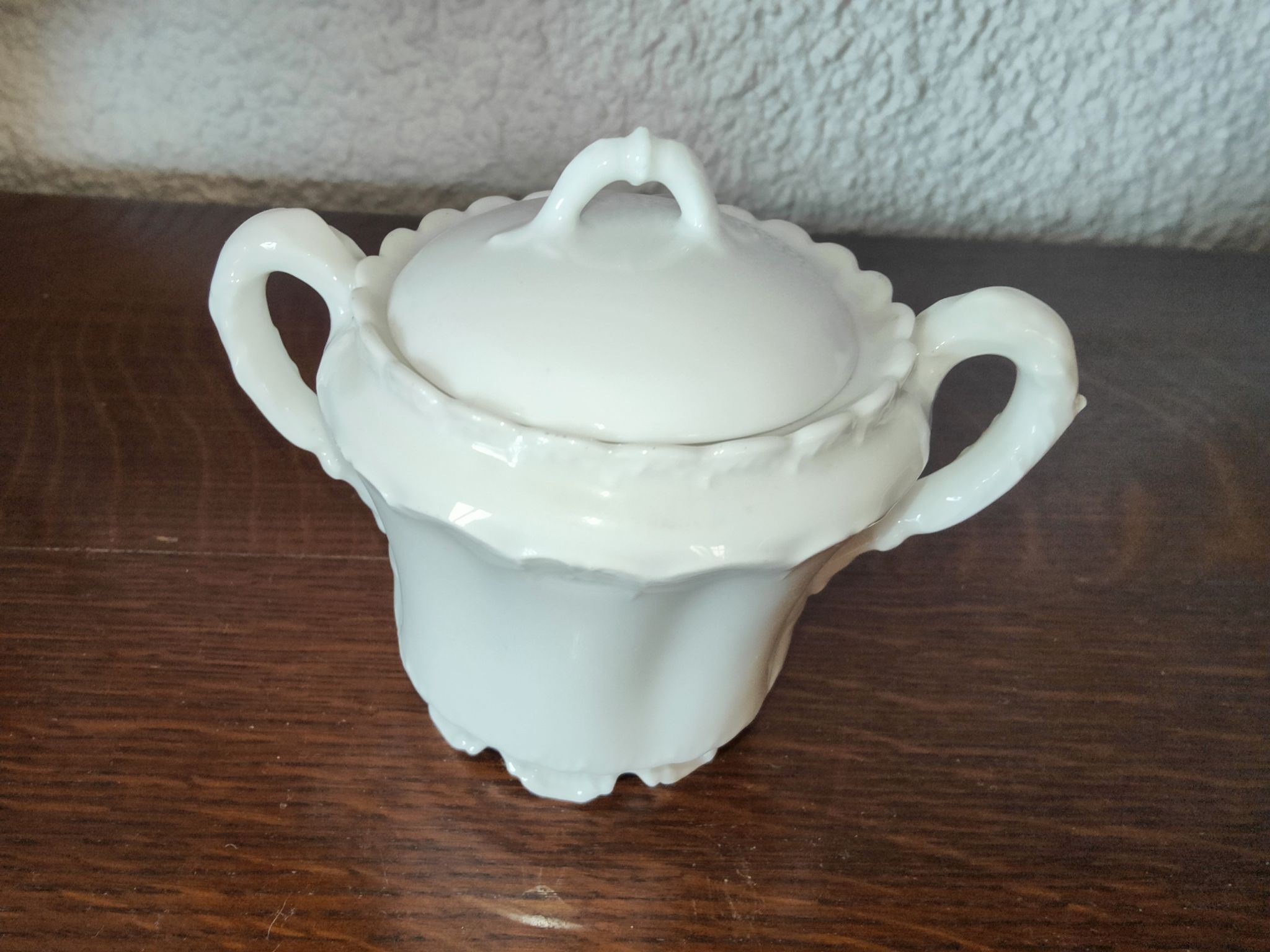 Limoges porcelain coffee maker in Haviland, white milk pot and sugar bowl decorated with leaves