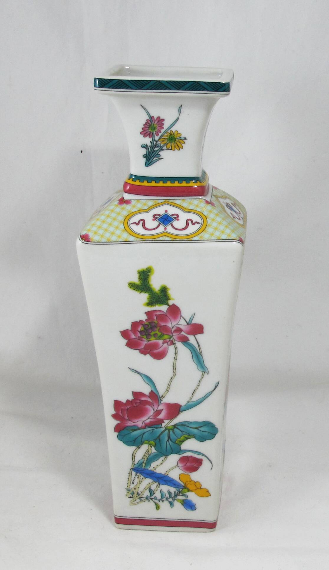 small famille rose vase in Chinese porcelain China