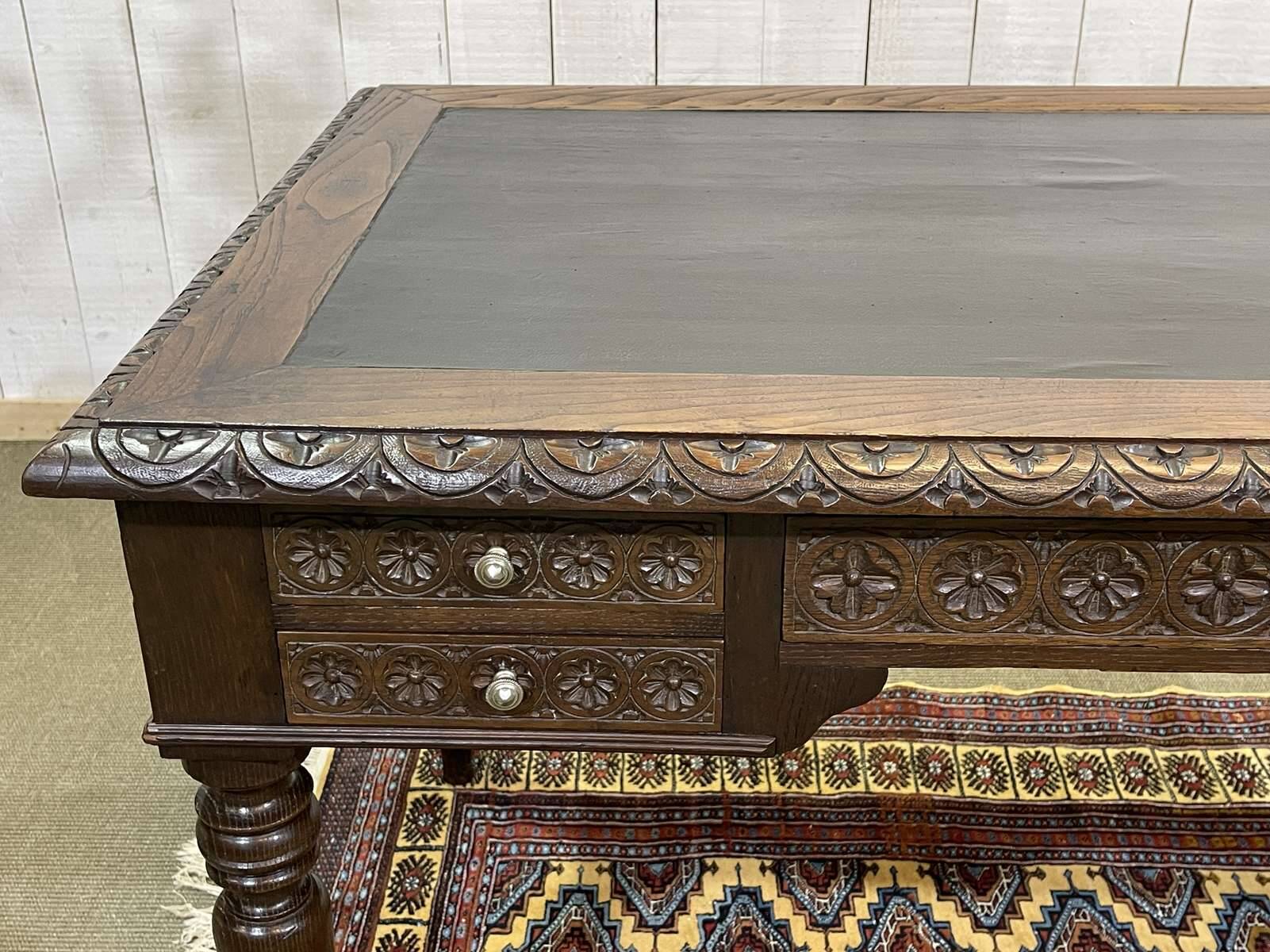 Breton desk in chestnut wood from the early 20th century.