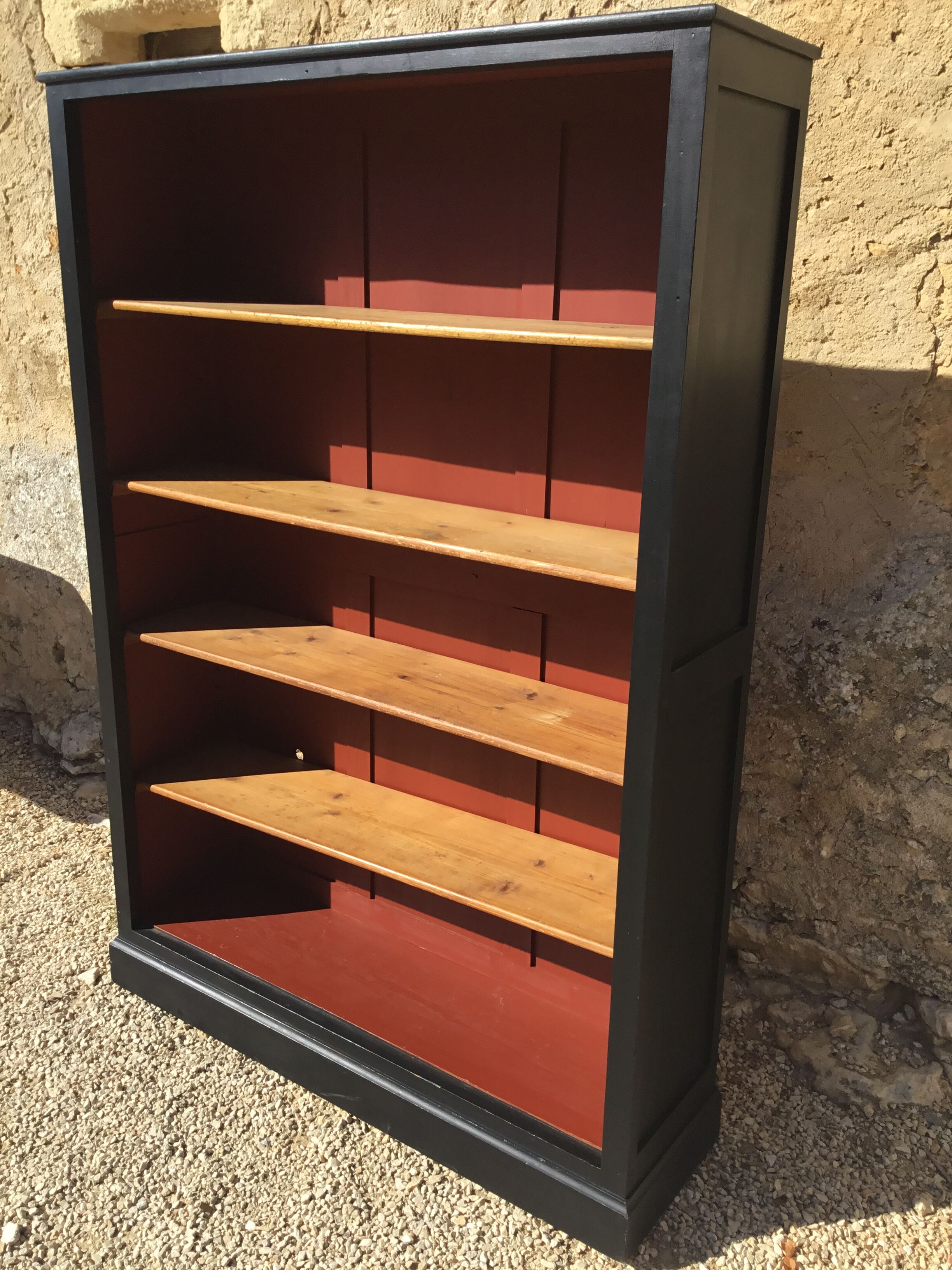 Étagère en sapin patinée noir et rouge basque
