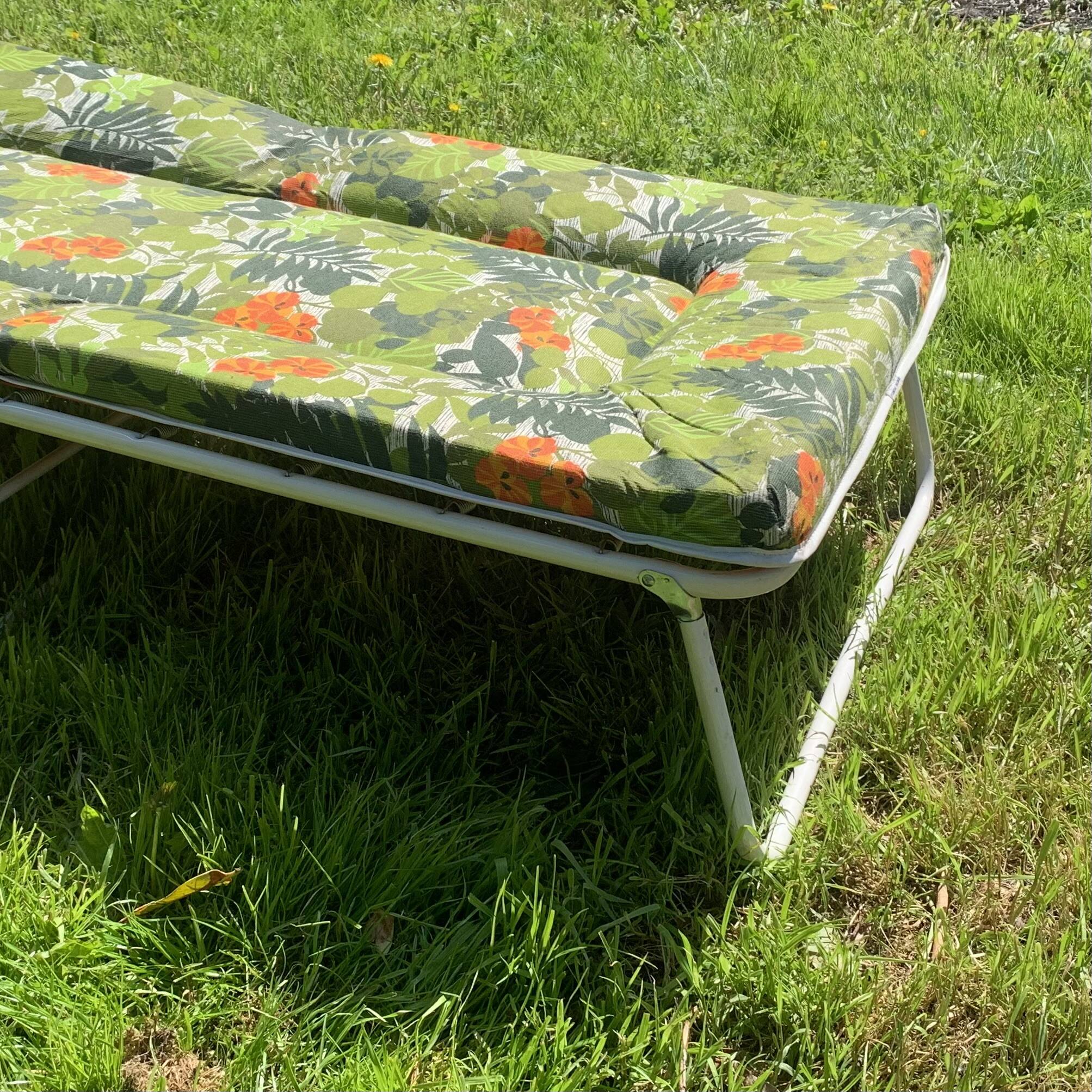 Bain de soleil vintage - transat au décor floral