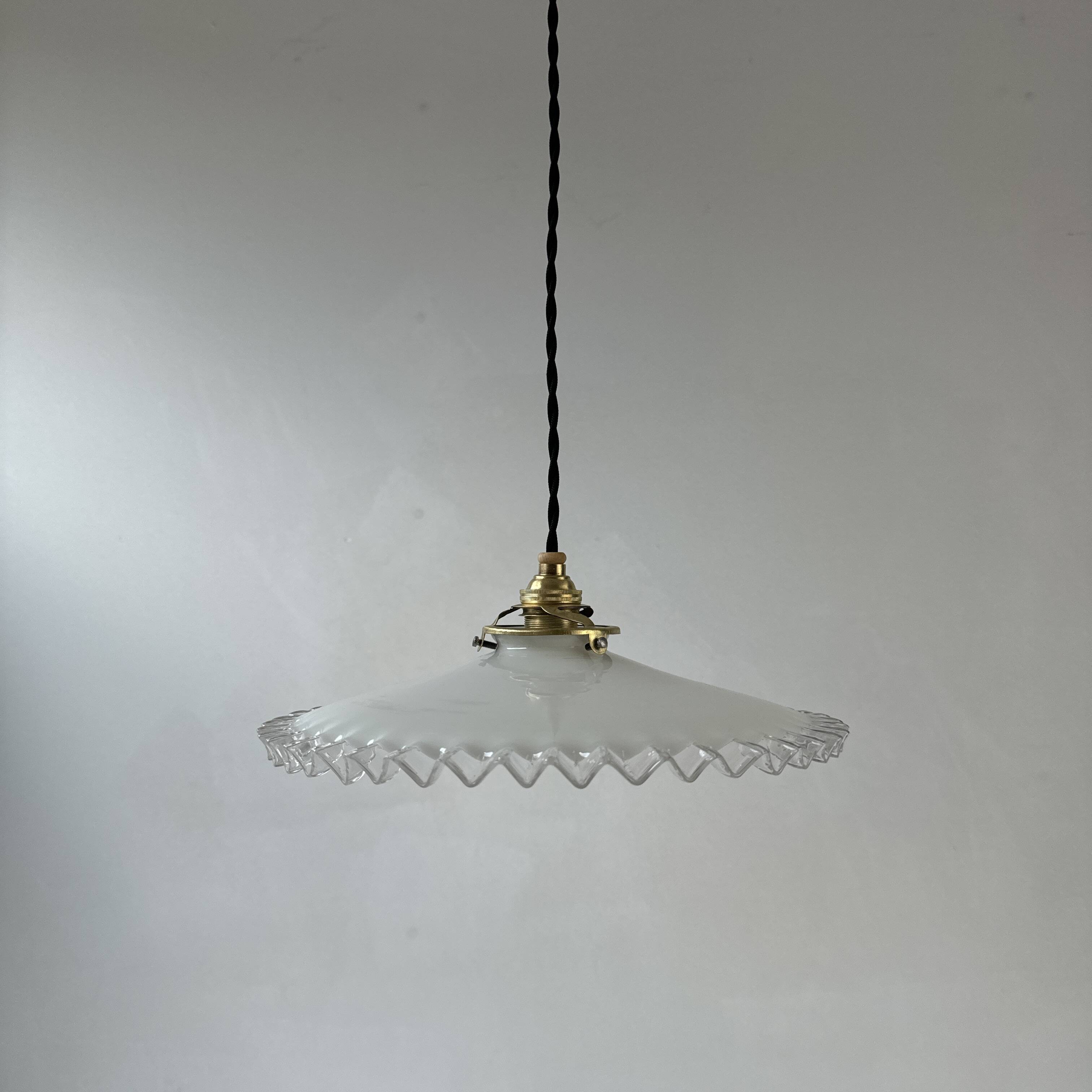 Vintage 26 cm opaline laced suspension